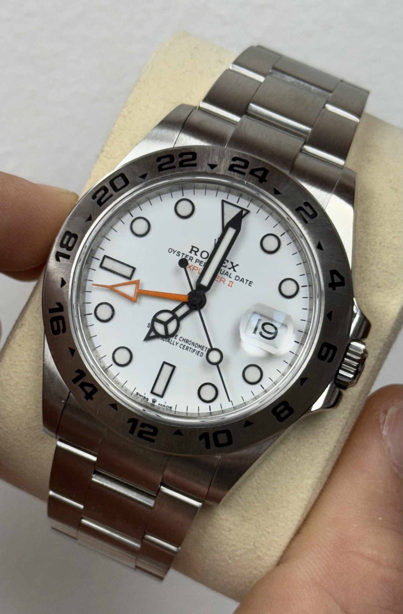 May be an image of wrist watch and text that says 'o O 1O OYSTERP TERPE OYSTE RO PE UAL FX UAL EX OEX O XPU ERI T0 DATE O 0 ALLY 19 o ラャタ I CERTIFIED CHRONOMET o O CHRONOMET MADE'