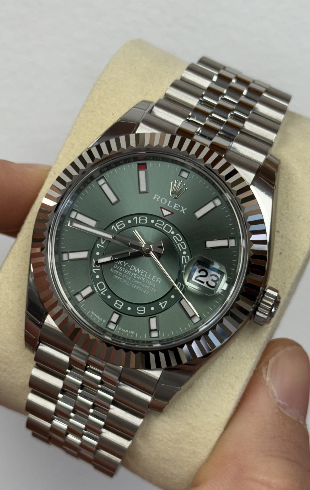 May be an image of wrist watch and text that says 'I W i ROLEX . OYSTER UPEBLATIVE OYSTERPERPE KY-DWELLER CERFERFETUAR DWEL 10 ERICIALLY PERLATIVE FICIALLY PERPET Cuaa cHRoлo TUAL…