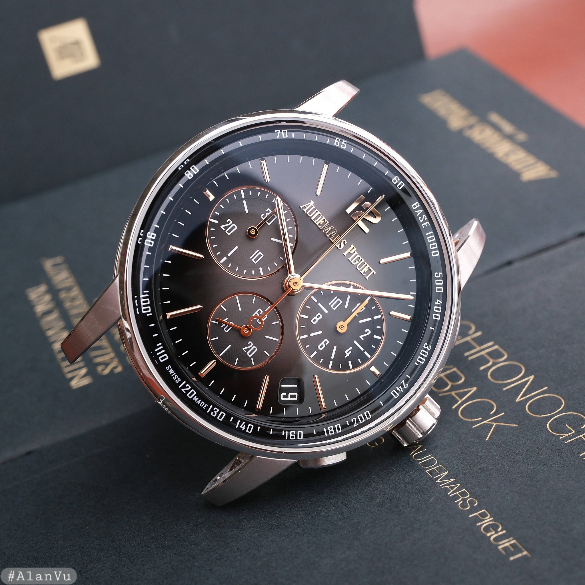 May be an image of wrist watch and text that says ' @ 06 10 AUDEMAI PIGUET 00T 0 10 P WLNW SID 4 م 2 2 0 و f 4 4 Oil, お密持S 120MADF130 은는 140 60 BASE เอบบ 500 400 GOS ማካሬ BACK…