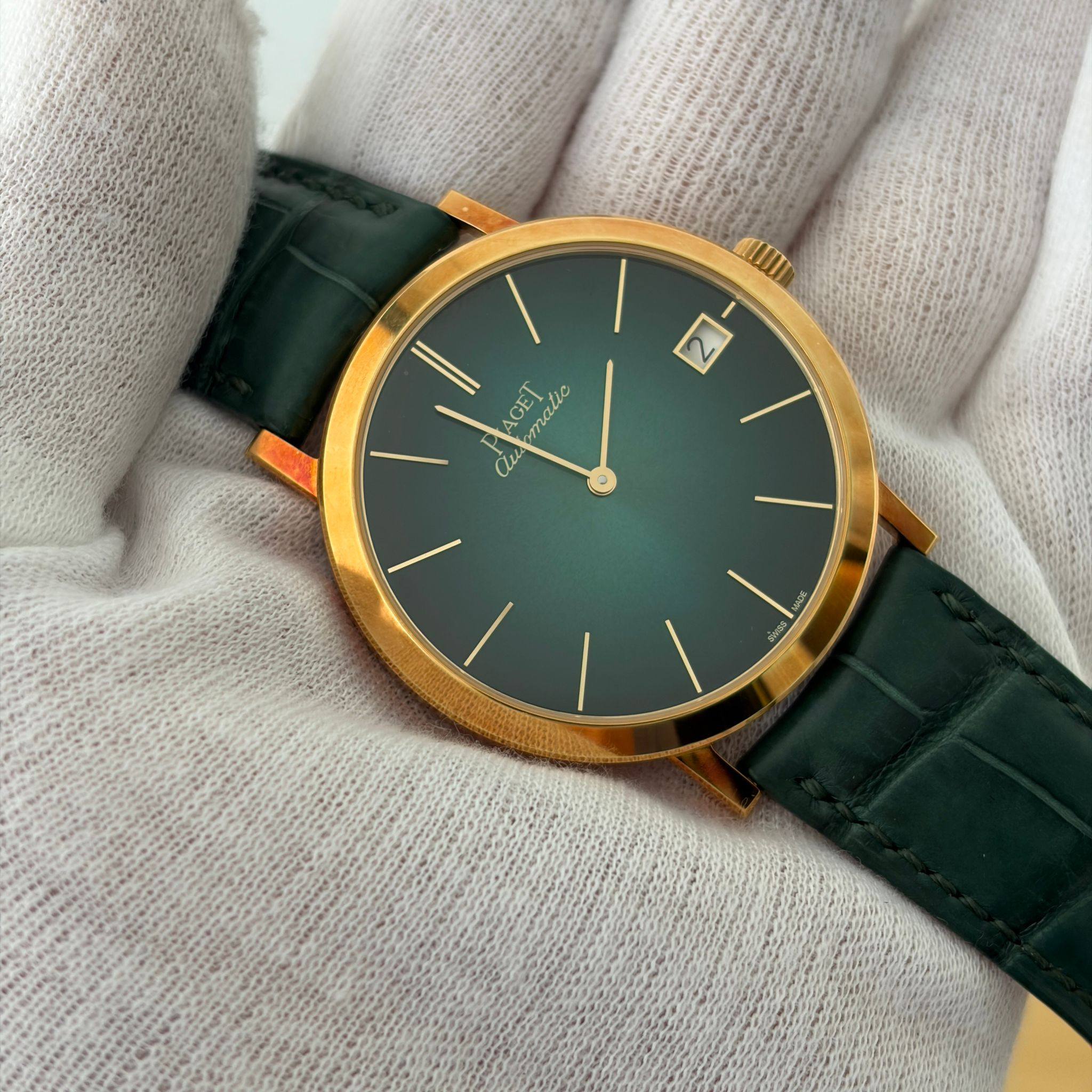 May be an image of wrist watch and text that says 'AWU GE matic C'