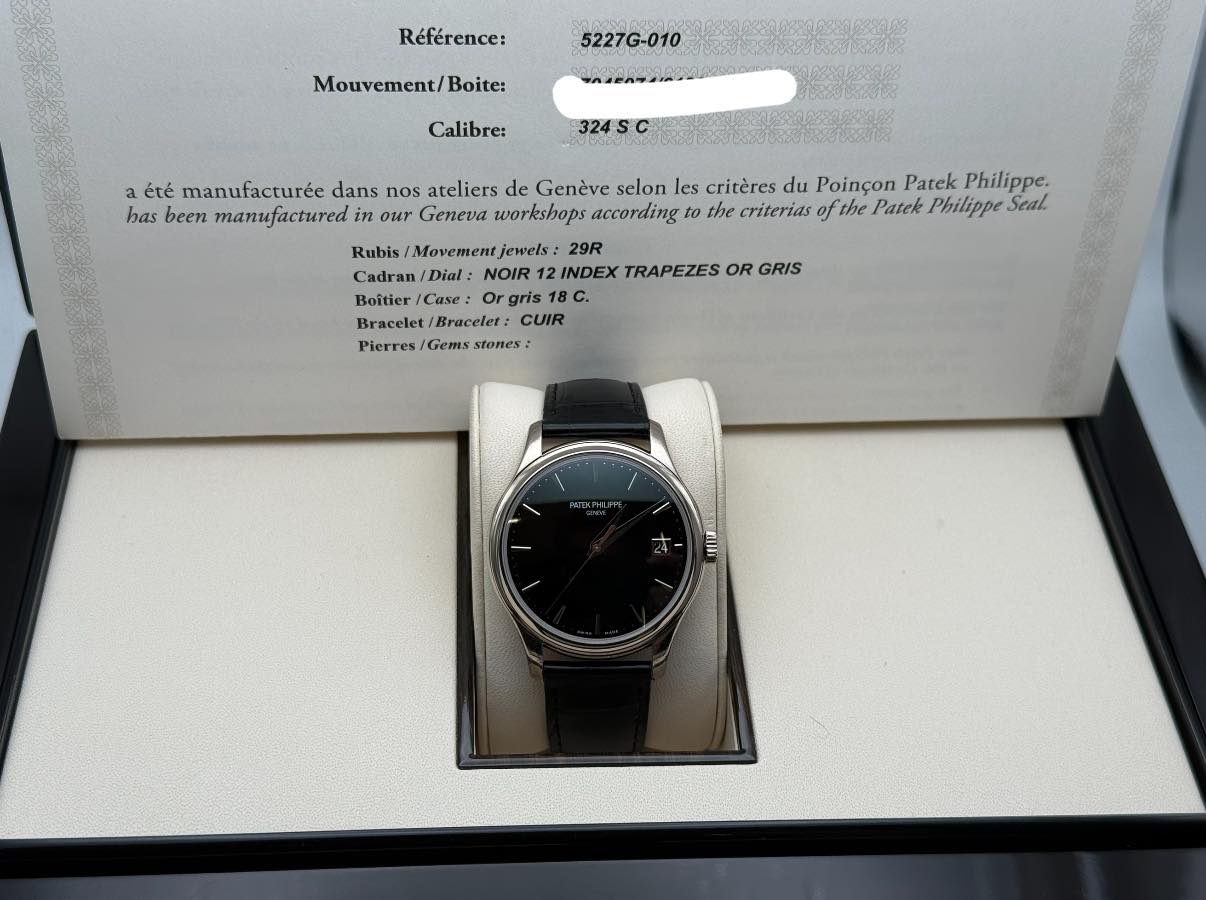 May be an image of wrist watch and text that says 'Référence: 5227G-010 Mouvement/E Boite: Calibre: 324SC a été manufacturée dans nos ateliers de Genève selon les critères du…
