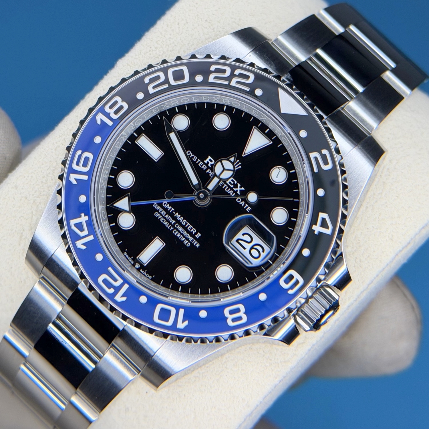 May be an image of wrist watch and text that says ' OYSTER TER OYS 止 P P PE E ETU TUAI क ملت 5Y DATE 26 6 2 OFFICIATEY SUPE SUpe SUPERLATIVE.CODONO PERLATIVECH CMT- GMT SUPERLA…