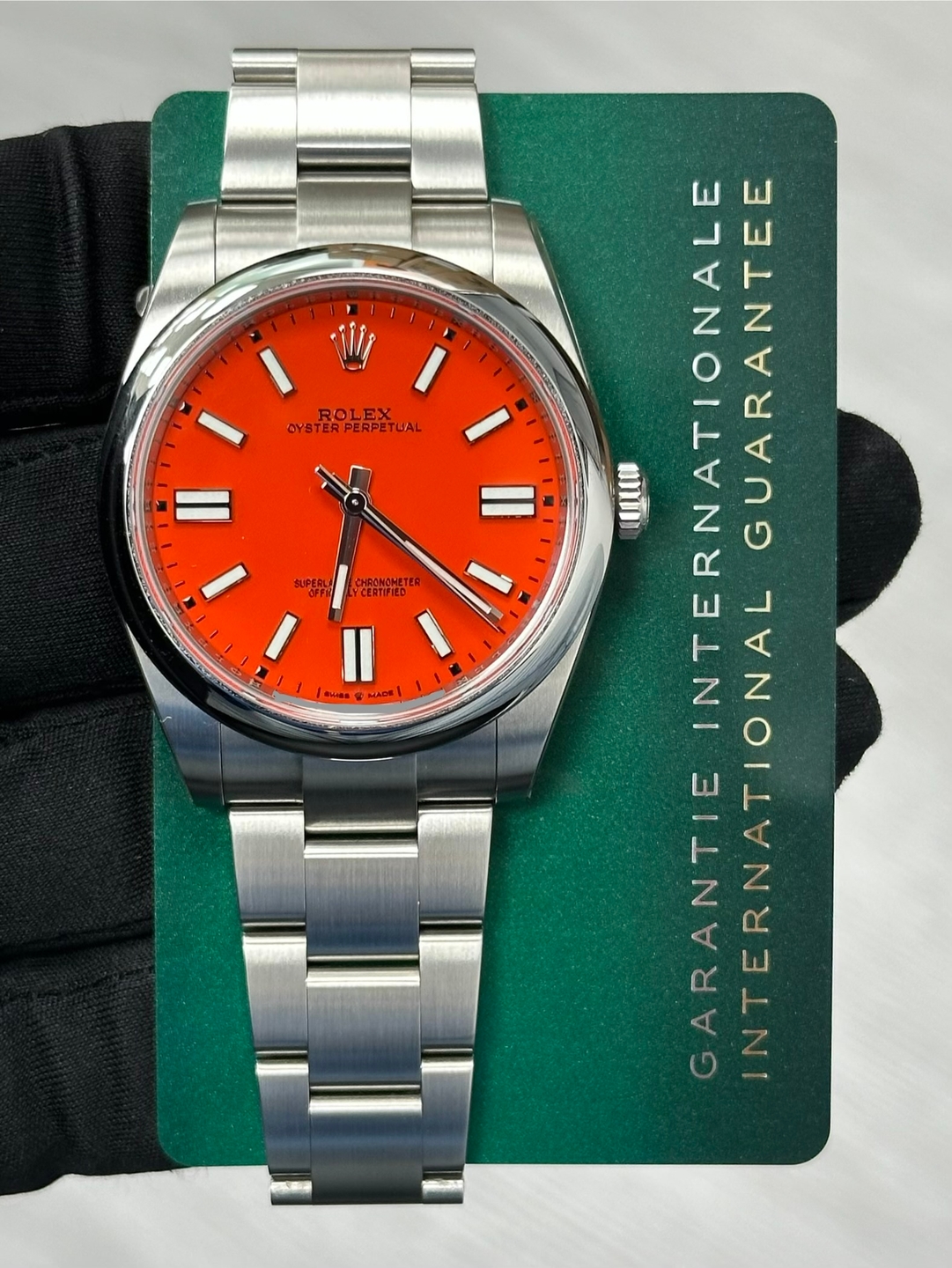 May be an image of wrist watch and text that says 'ROLEX OYSTE OYSTERPERPETLAL 1 I LPERUA peTe II MACE ரயா INTERNATIONALE NI N トマ LGUARANTEE EQUARANTE RNATIONALGUARANTEE GARANTIE…