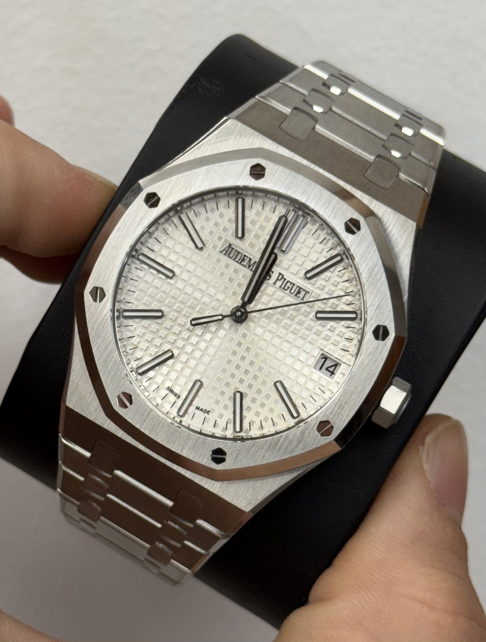 May be an image of wrist watch and text that says '3 e AUDEM PIGUET PIGUEI WISs MADE س'