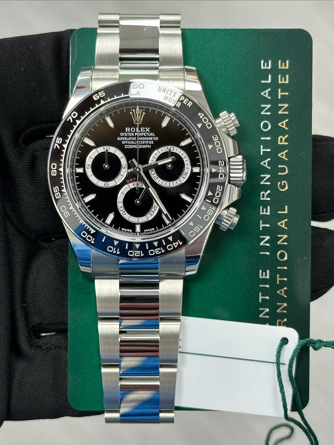May be an image of wrist watch and text that says ' ROLEX ERPORPETUAL OEETUAL મ RPETURE CERCTI FOREEA RONOGTEE UFERLATIVE COSMOTRAPH 12 0 手 の 80 ผ 6 re f 0 de: L UNITS UNITSPER…