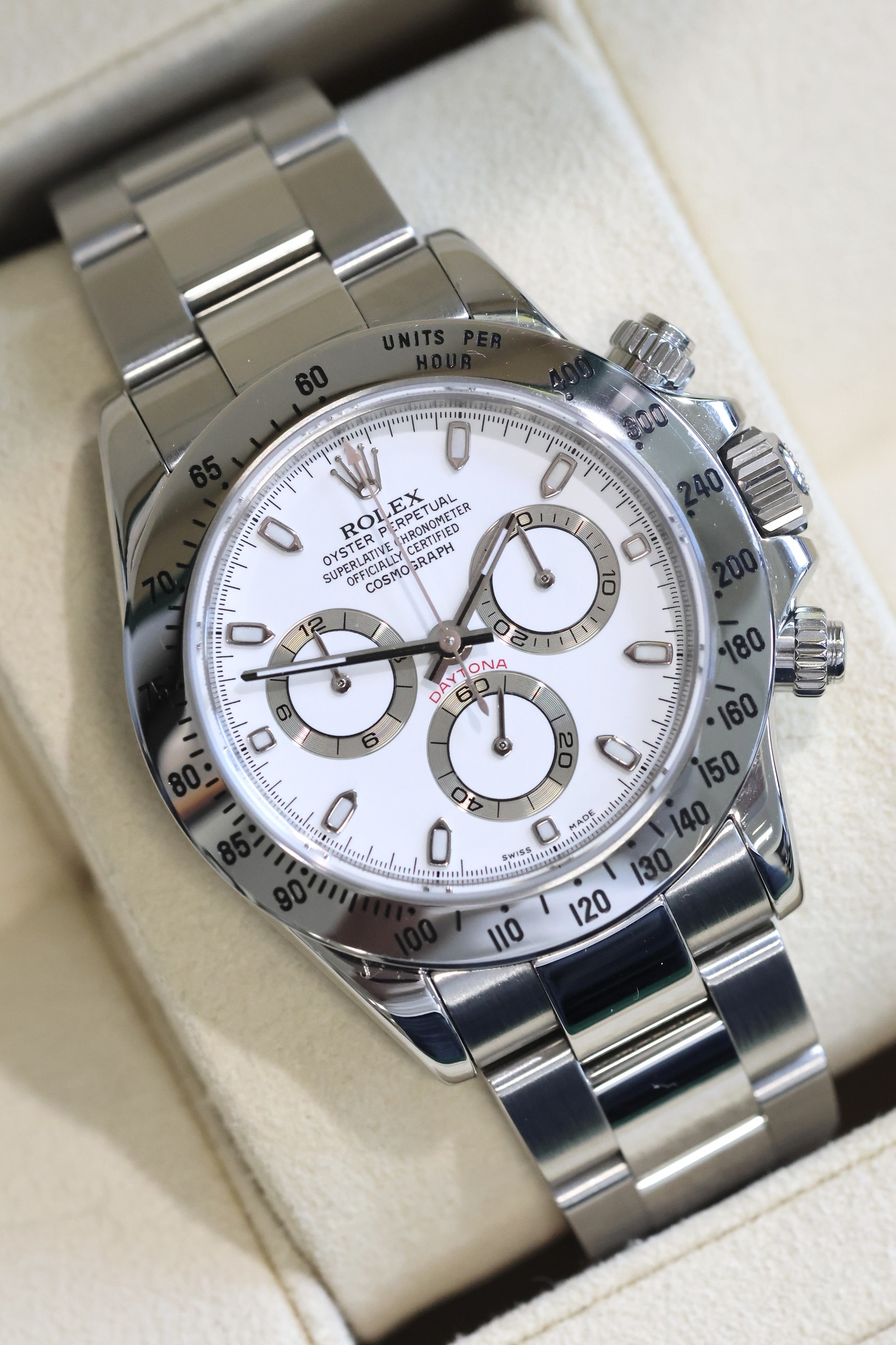 May be an image of wrist watch and text that says '00 0 y FX RO ORETUAL PERPETUAL RPETUAL NRANOMETER RONOMETER SUPERLATIVE OYSTER OEFICALLY FICIALY COSM SUPERLRINETY CERISEN BRAPH…