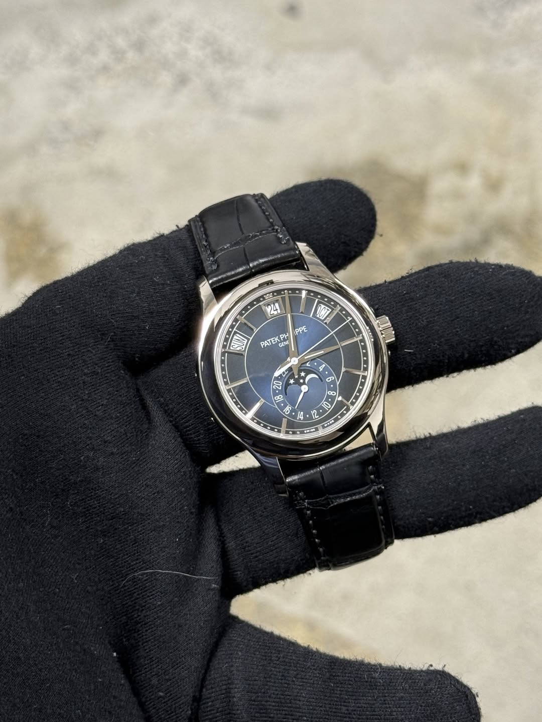 May be an image of wrist watch and text that says '124 oCT PPE PATEK GON ዎጋ PH 9 - 4 4 * H ô 0 ổ 80 •8 0 司 0. ١۰ Q ን 12'