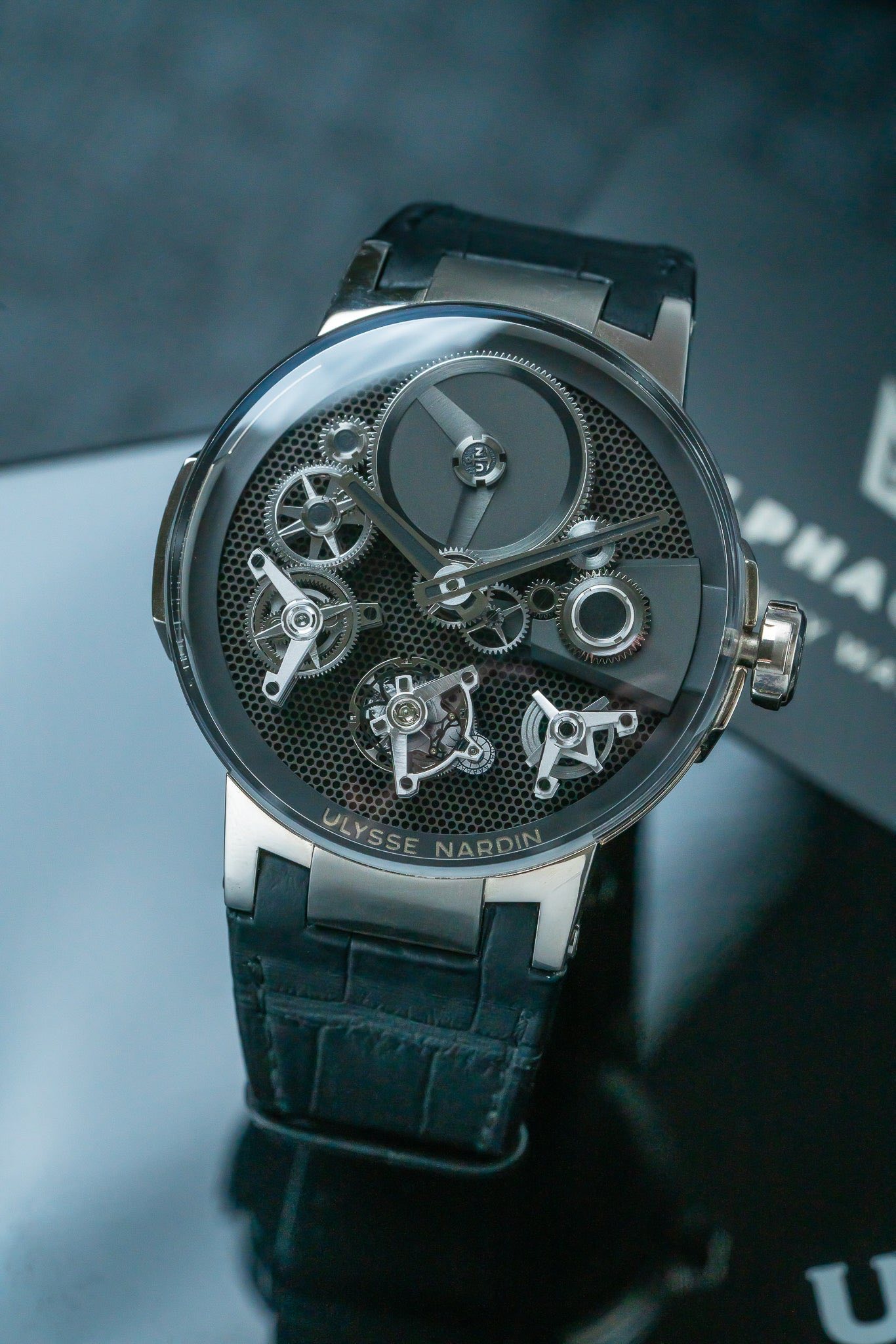 May be an image of wrist watch and text that says 'NMAC ULYSSE SSENAROIN NARDIN'