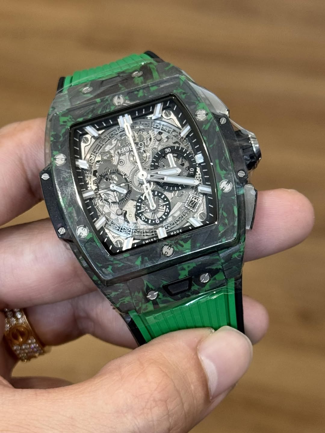 May be an image of wrist watch and text that says '40 OL W MADE'