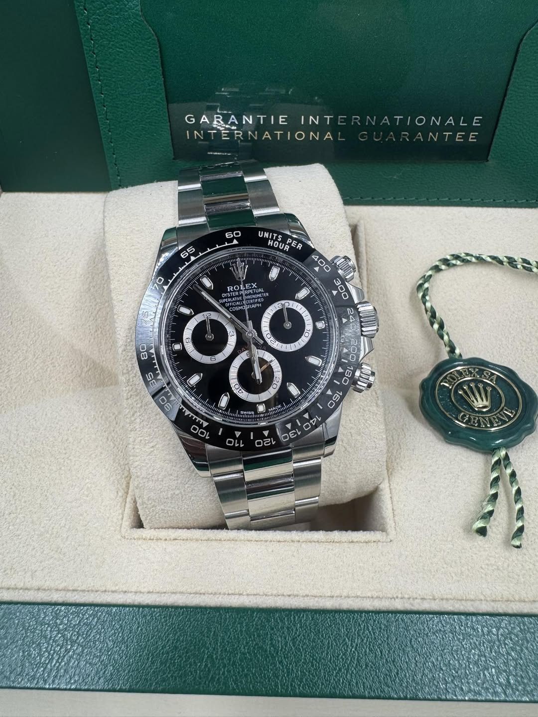 May be an image of wrist watch and text that says 'GABANTIE INTERNATIONALE GARANTIEINTERNATIONALE INTERN INT GABA NTIE TIONALE INTERNATIONA INTER NATIONA RANTEE 60 DS 0 OLETUR…