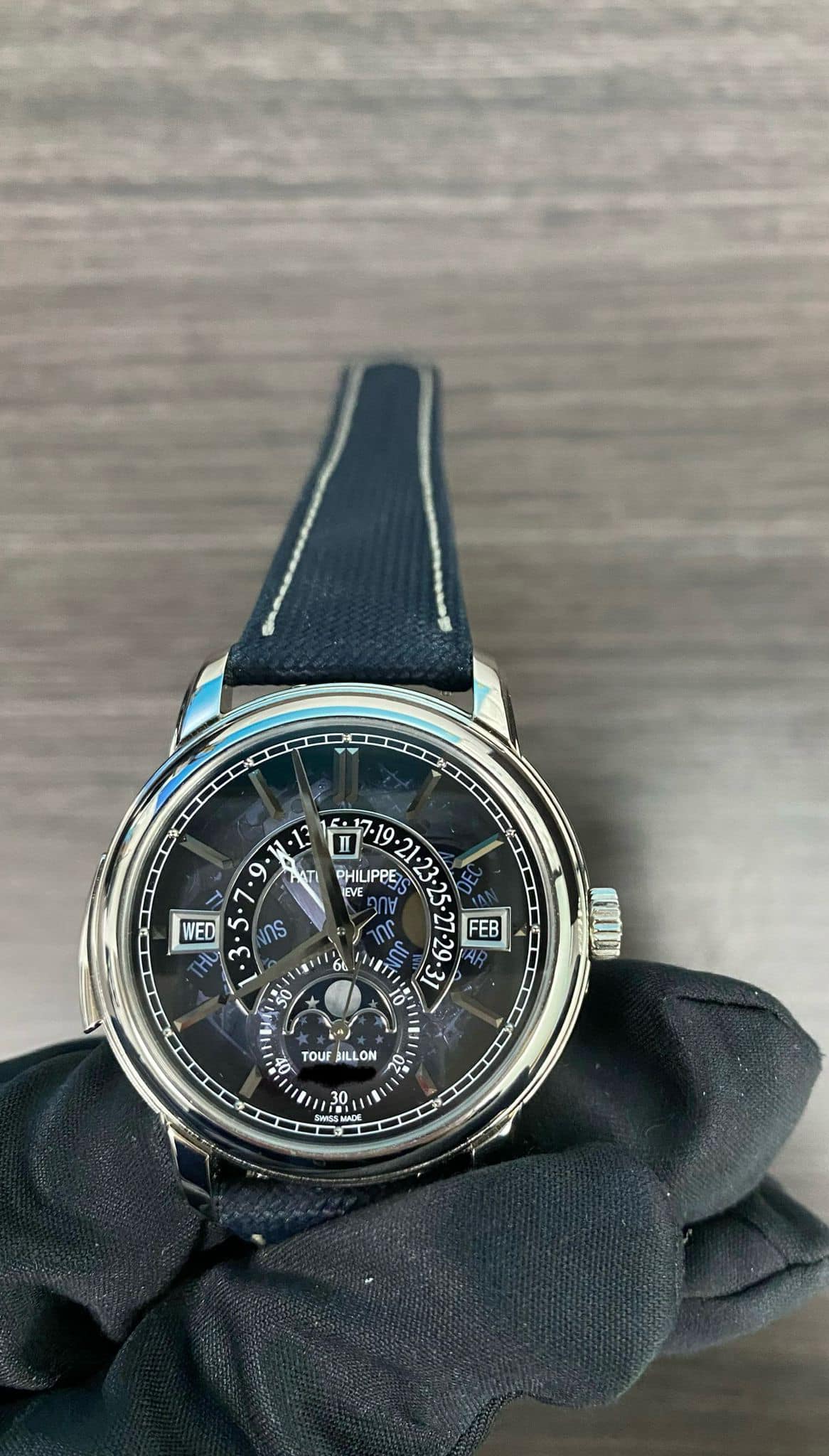 May be an image of wrist watch and text that says '11T PHILIPPE 21-23. WED ب กร FEB 69 ET S S 10 جو rour NLL ILLON 20 30'