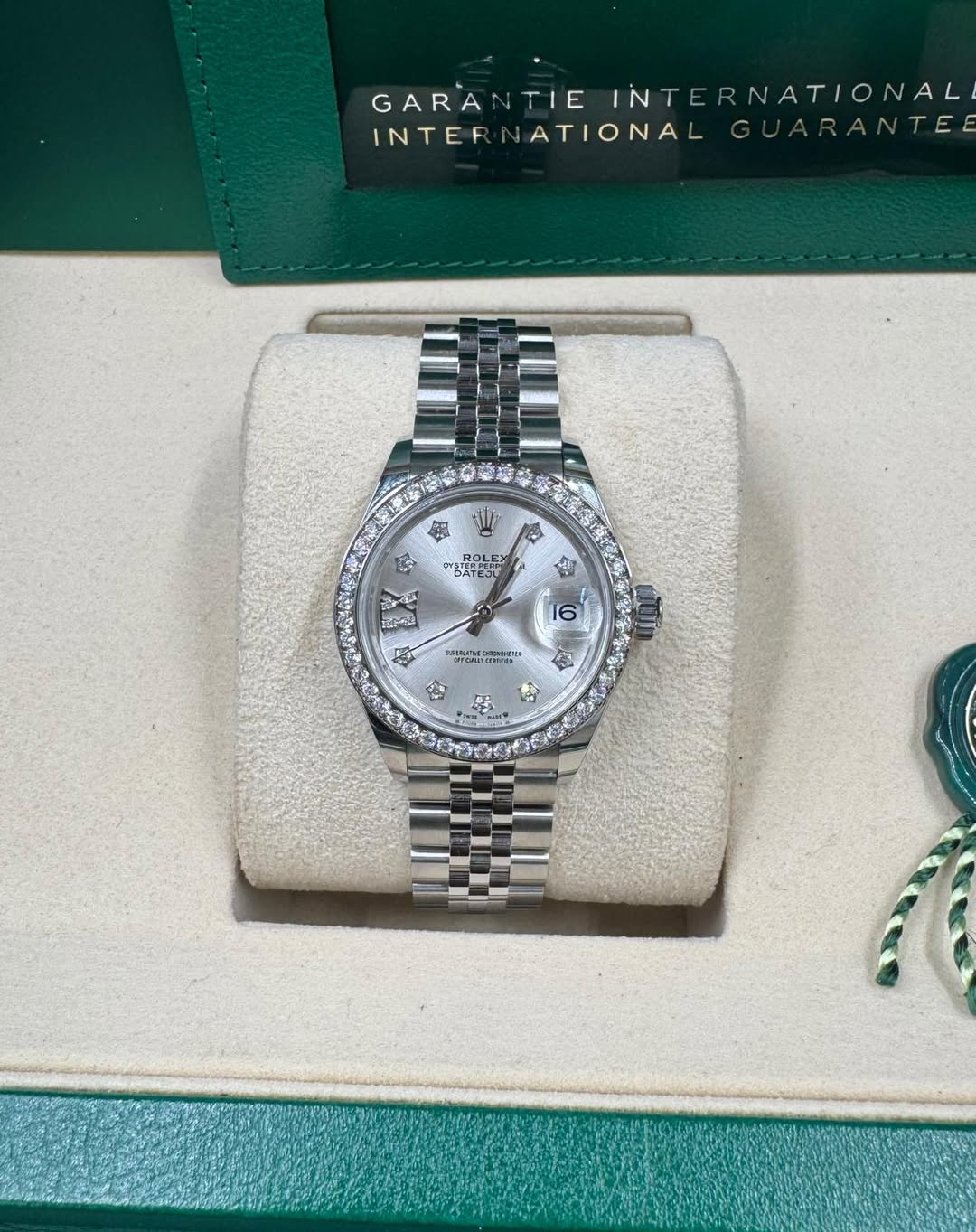 May be an image of wrist watch and text that says 'GARA GARANTIEINTERNATIONAL TIE GARANTIEINTERN INT RNATIONAL INTER INTERNATIONAL ATIONAL TERNATIONALGUARANTE GUARANTE ক 服…
