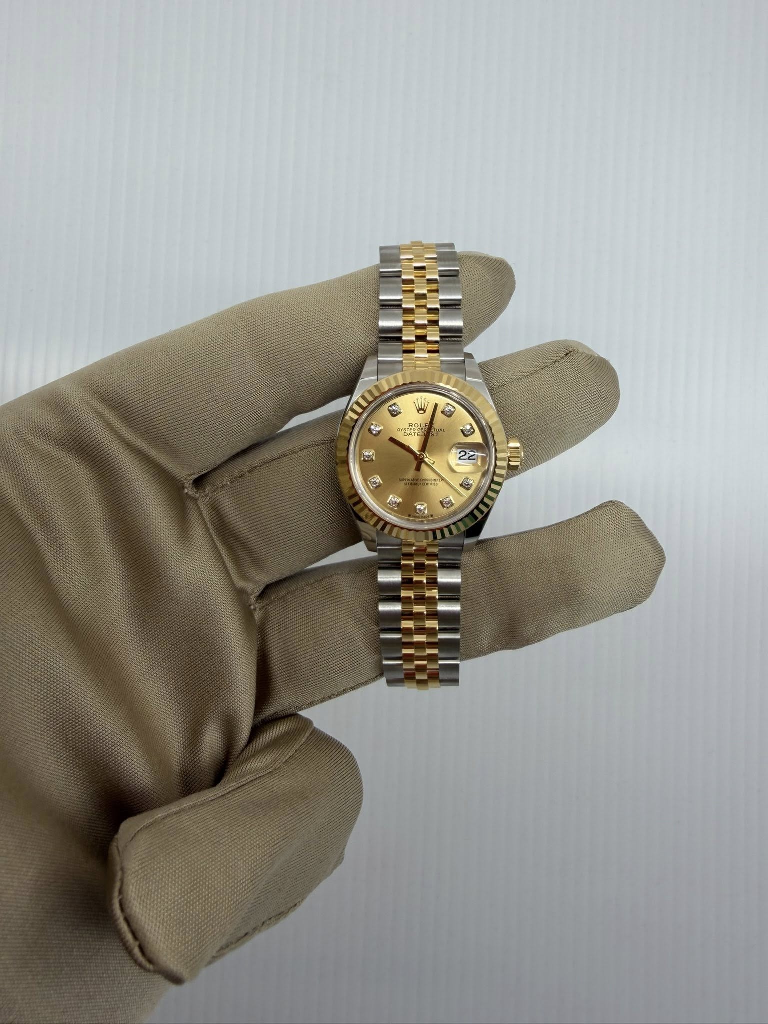 May be an image of wrist watch and text that says 'ج B 番 ॐ C fia 29 1 పి 5 ٤'