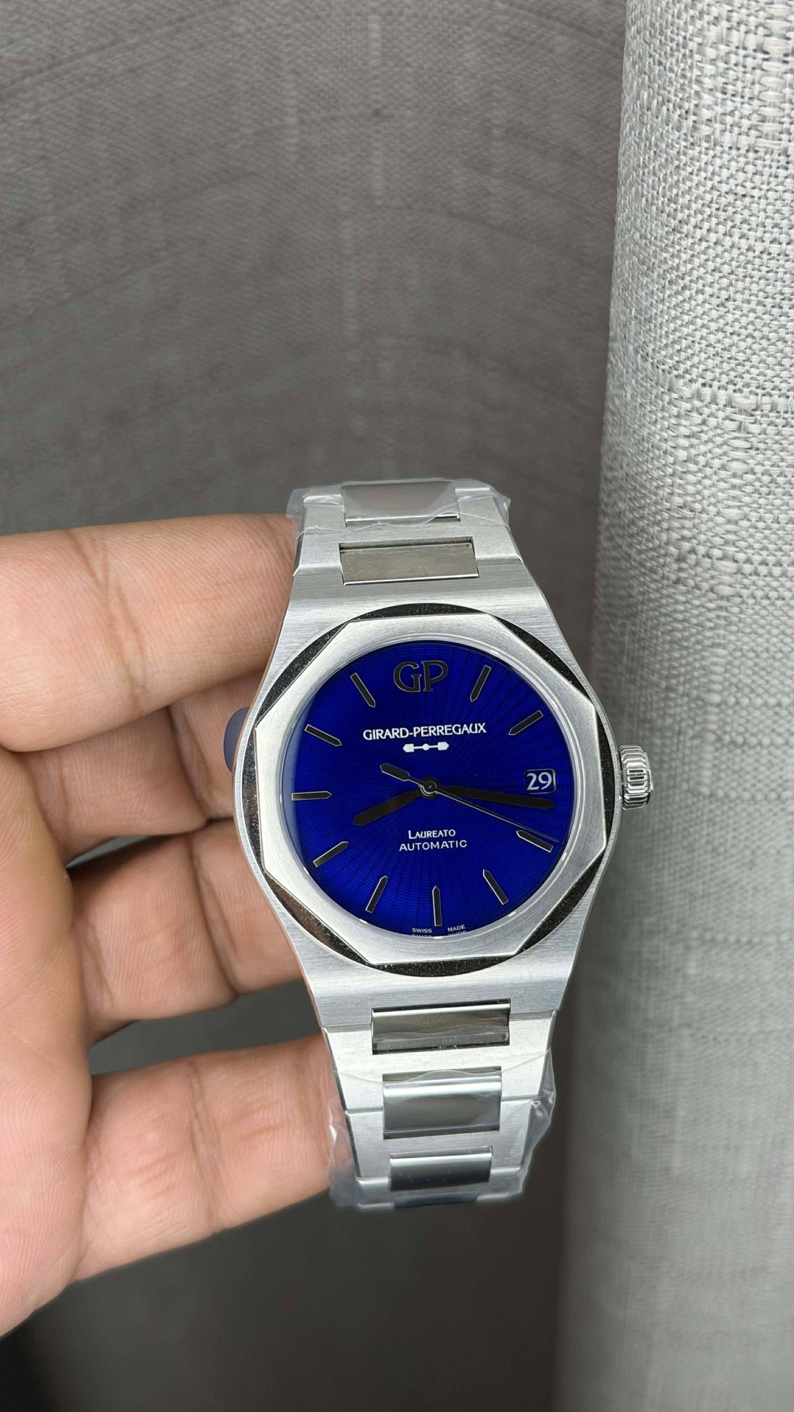 May be an image of wrist watch and text that says 'Ec GIRARD PERREGALIX 29 LAREATO AUTOMAI ത്ര Cn'