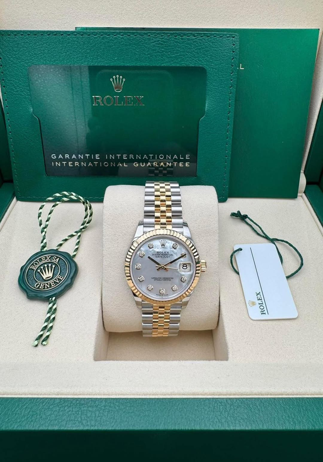 May be an image of wrist watch and text that says 'DATIW Εοθχ GARANTIE GARANTIEINTERNATIONALE INTERNATIONALE INTERNATIONALGUARANTEE INTERNATION GUARANTEE 縁 心 5 HEIESUS 揚わわーが」 ROLEX…