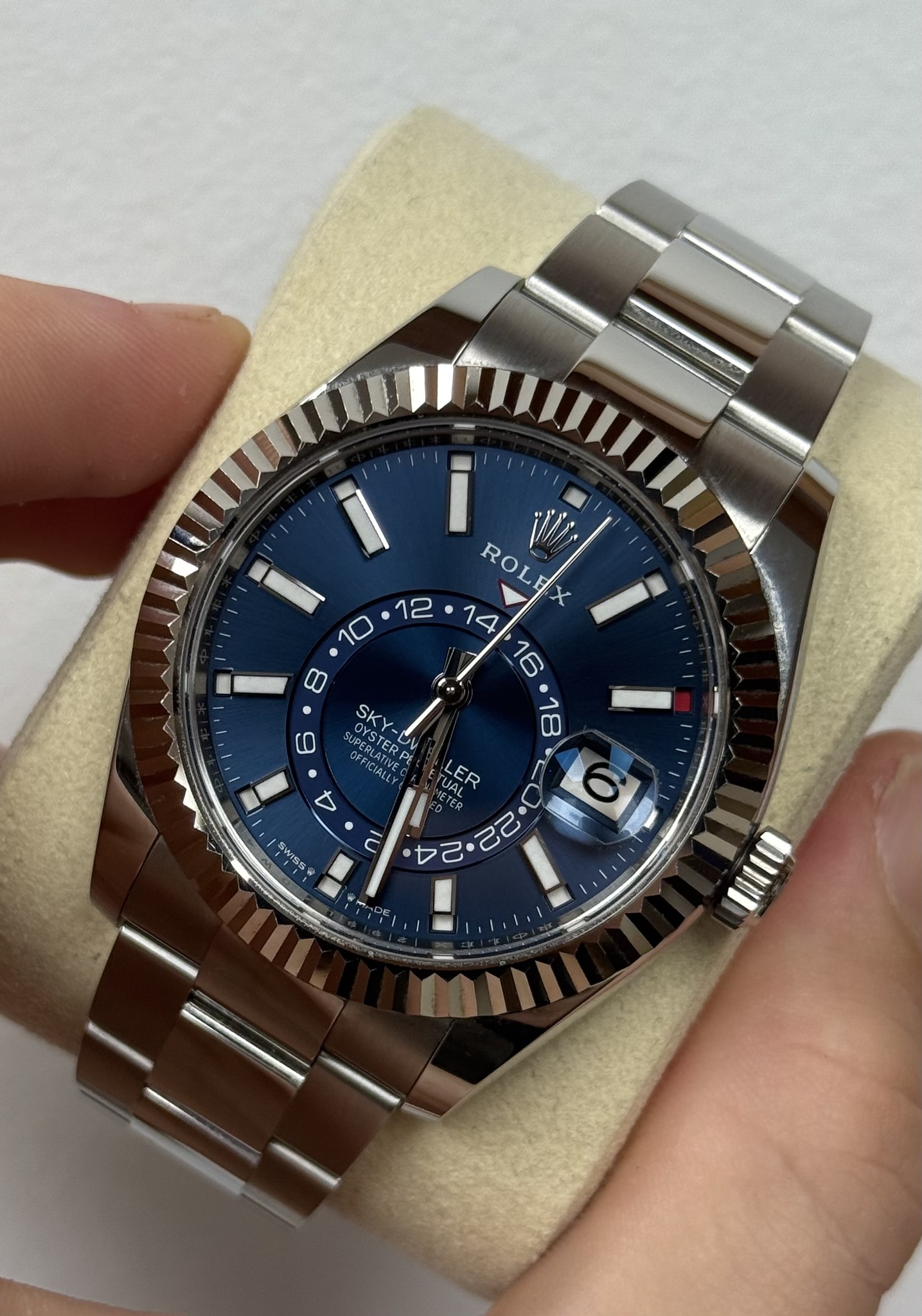 May be an image of wrist watch and text that says 'ROLEX W ROLE E 0 OYSTE SK SKY SUDEE SUPERE OYSTER STe TER Y- OFFICIALLY P KY-DV Di PE 4 TUAL UAIT LER လ กา 22 ی SWISS'