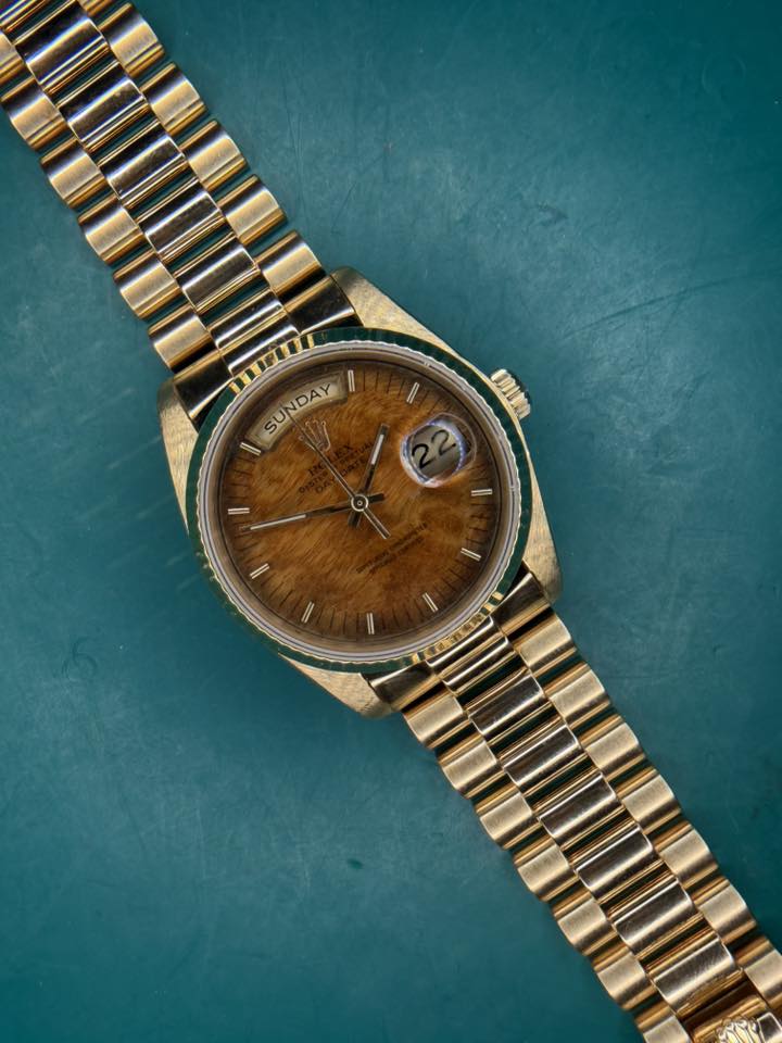 May be an image of wrist watch and text that says '/ ر SUNDAY - |'