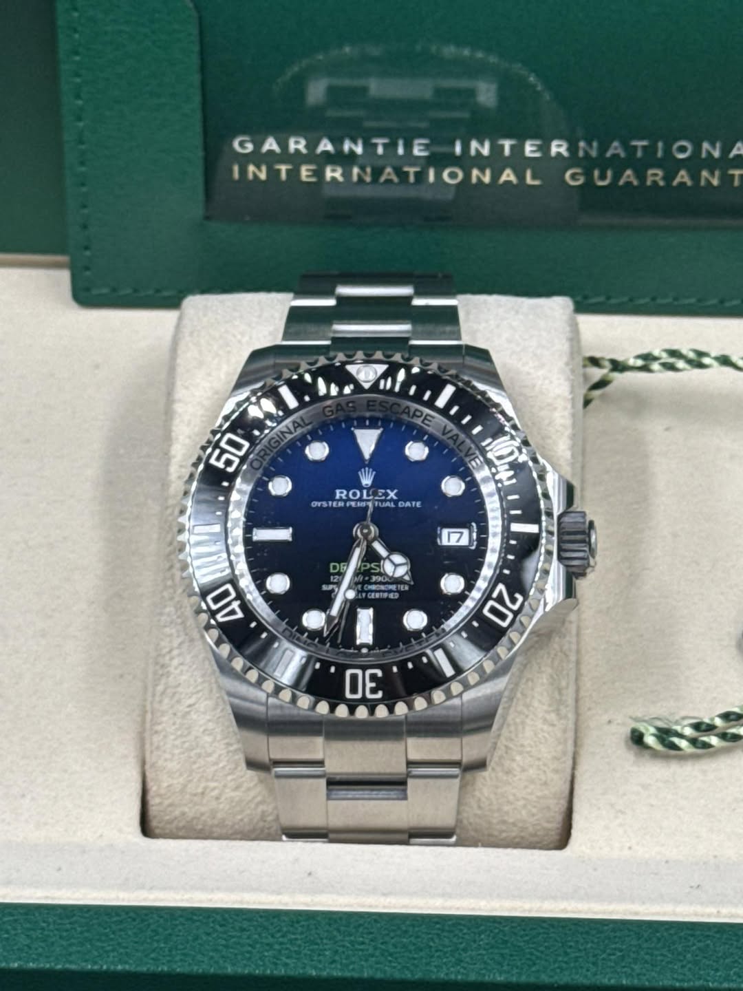May be an image of wrist watch and text that says 'GARANTIE GARANTIEINTERNATION INTERNATION/ INTER INTERNATIONAL GUARAN 10 GINIA 50 E ROLEX OYSTE OYSTERPEIO ROLEXATE FUAL DATE DE…