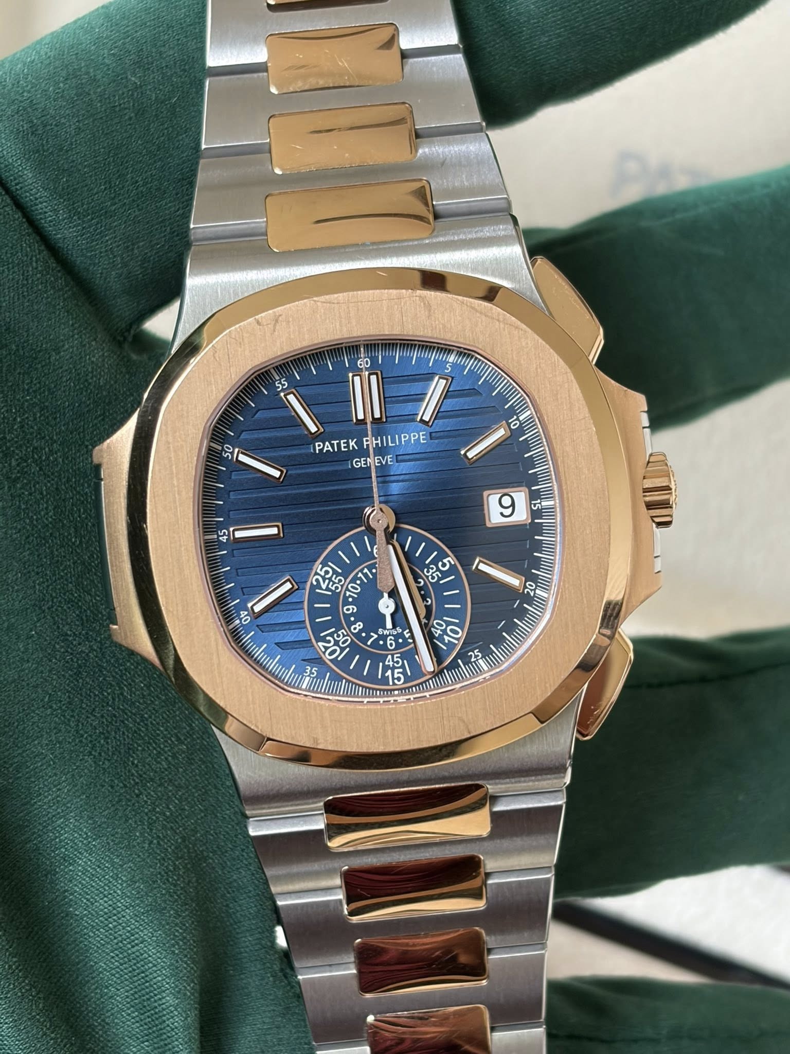 May be an image of wrist watch and text that says ' PATEK FHILIPPE GENEVE 9 5i 3 G ١۱ hundandanhu ل 00 0 • % 25 6 ഗුഴ 45 45 15'