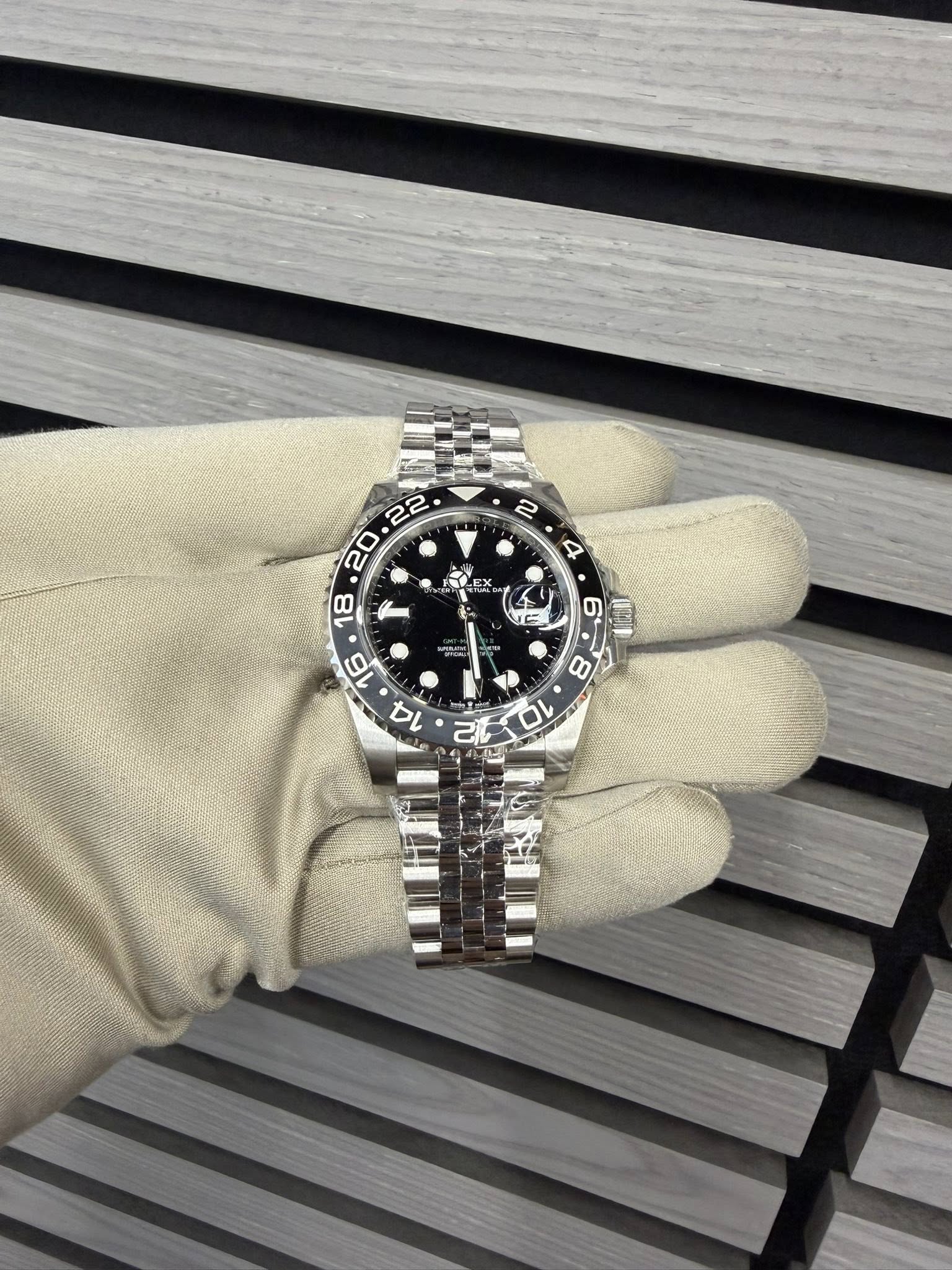 May be an image of wrist watch and text that says 'لم ا 18 • 방이 কनਾ CI ላ2 0'
