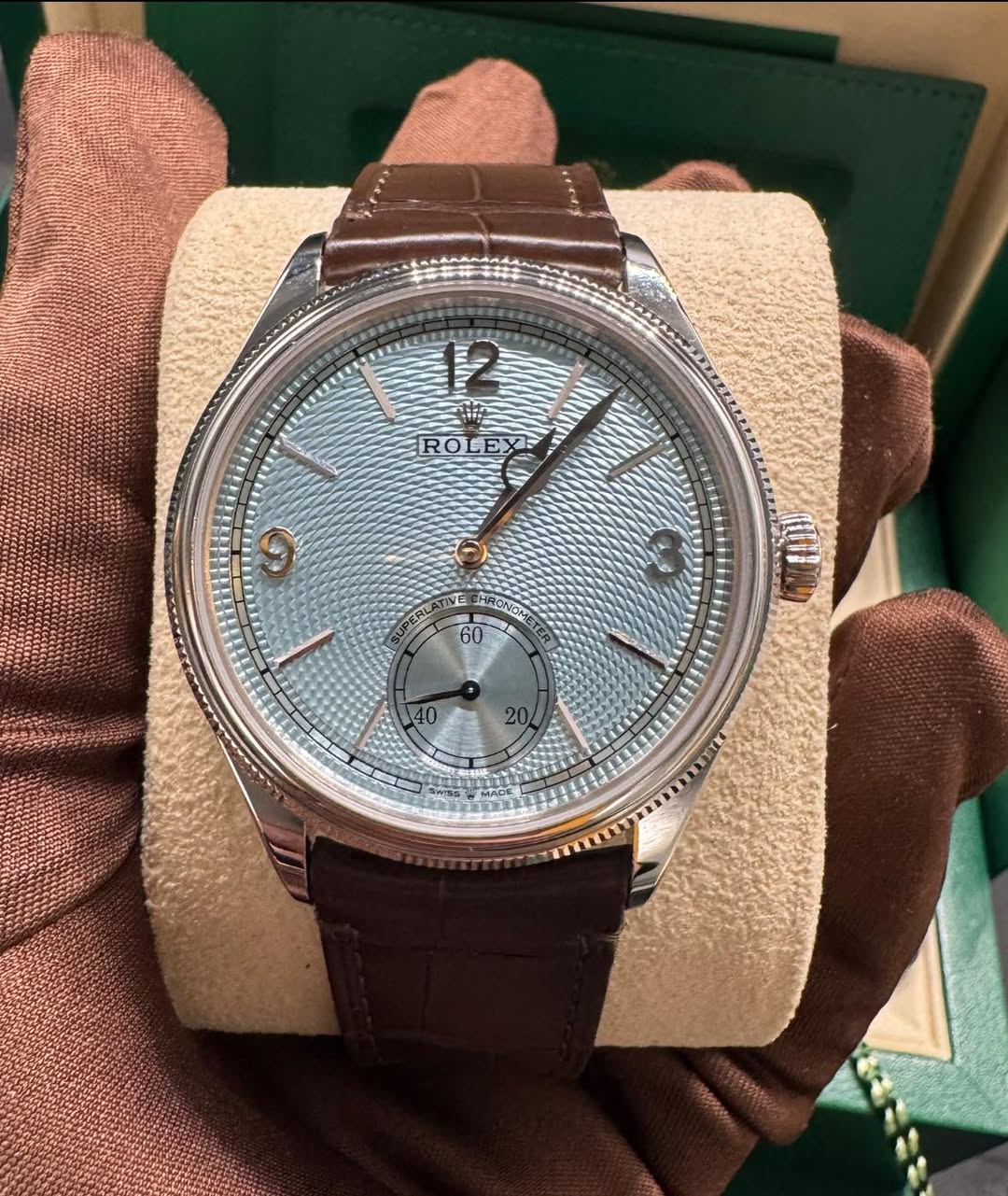 May be an image of wrist watch and text that says 'VI ኢሊ M ROLEY EX nЛHΝΥ ROL PE PERL TIVE HRONOME NOME 60 40 20'