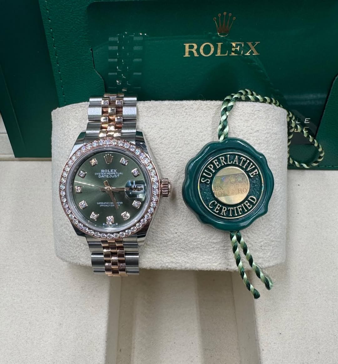 May be an image of wrist watch and text that says 'ROLEX Y 新 S R SUPERLATIR LATIVE SUP เตร ký PTIFIED م TIFI TIFIED'