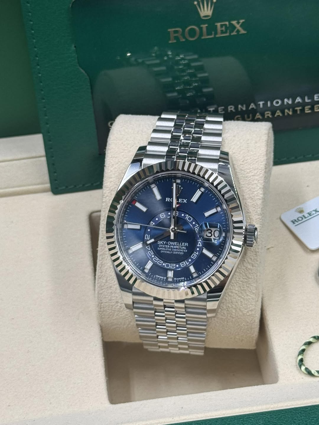 May be an image of wrist watch and text that says 'TIONALE / R EX 6 A E3 3 10 12 ก ROLEX ROL EXX - SKY -DWELLFR OWEL OYSTERPERPETUAL LER LER UYSTER 1a 0 W 16 02. バ OL ラ A م…