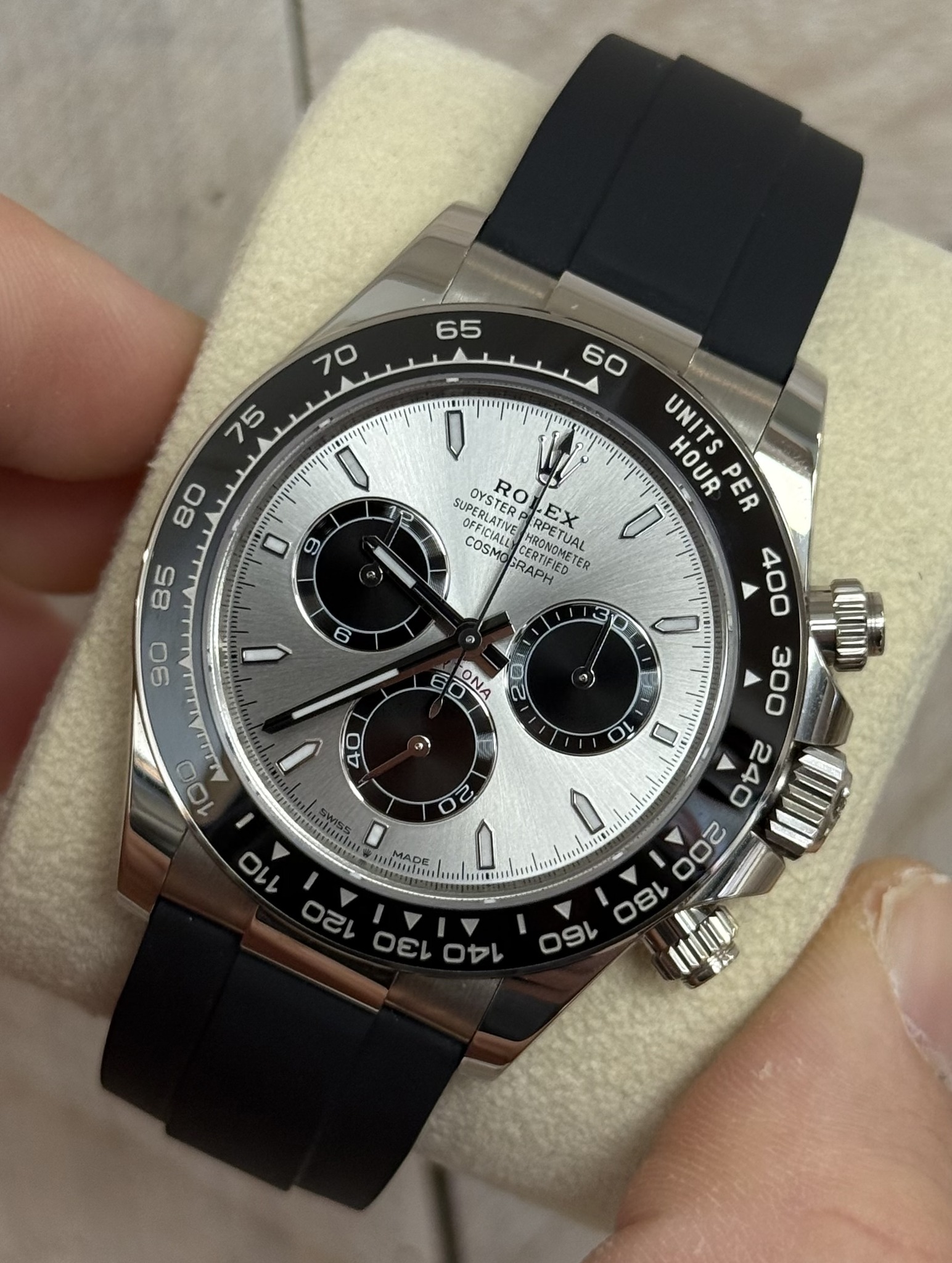 May be an image of wrist watch and text that says '65 70 75 P اس 6 60 UNITS HOUR UNITSPER PER RO SUPERL SUPEOLETVE UPERLATIVE OYSTERP et EX OFFICIAEL OFFICIALLY UPERLATIVE…