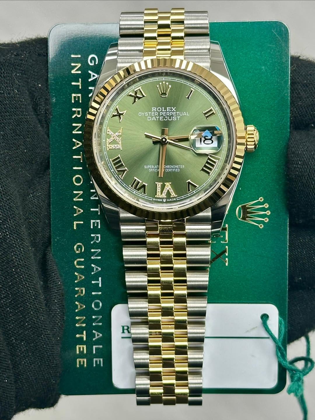 May be an image of wrist watch and text that says 'ROLEX OYST YSTERP PERPETUAL TUAL DATE DATEJUST n መመ TINNTTNE . N 1 ል X N お学公7 18 VI SUPERLJA" CHRONOMETE ER CERTIFIED III VII…