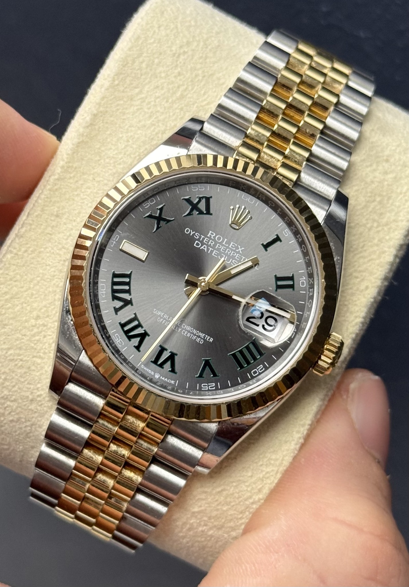 May be an image of wrist watch and text that says '50 155 XI W bu OYSTER RO ROLEX PERDX DATE I 5 II 10 29 1D1 WA SUPERLA DEEI 1IS 35 nA ㅍ스 ΠΙA Ss SoWSs CERTIFIED CHRONOMETI TER…