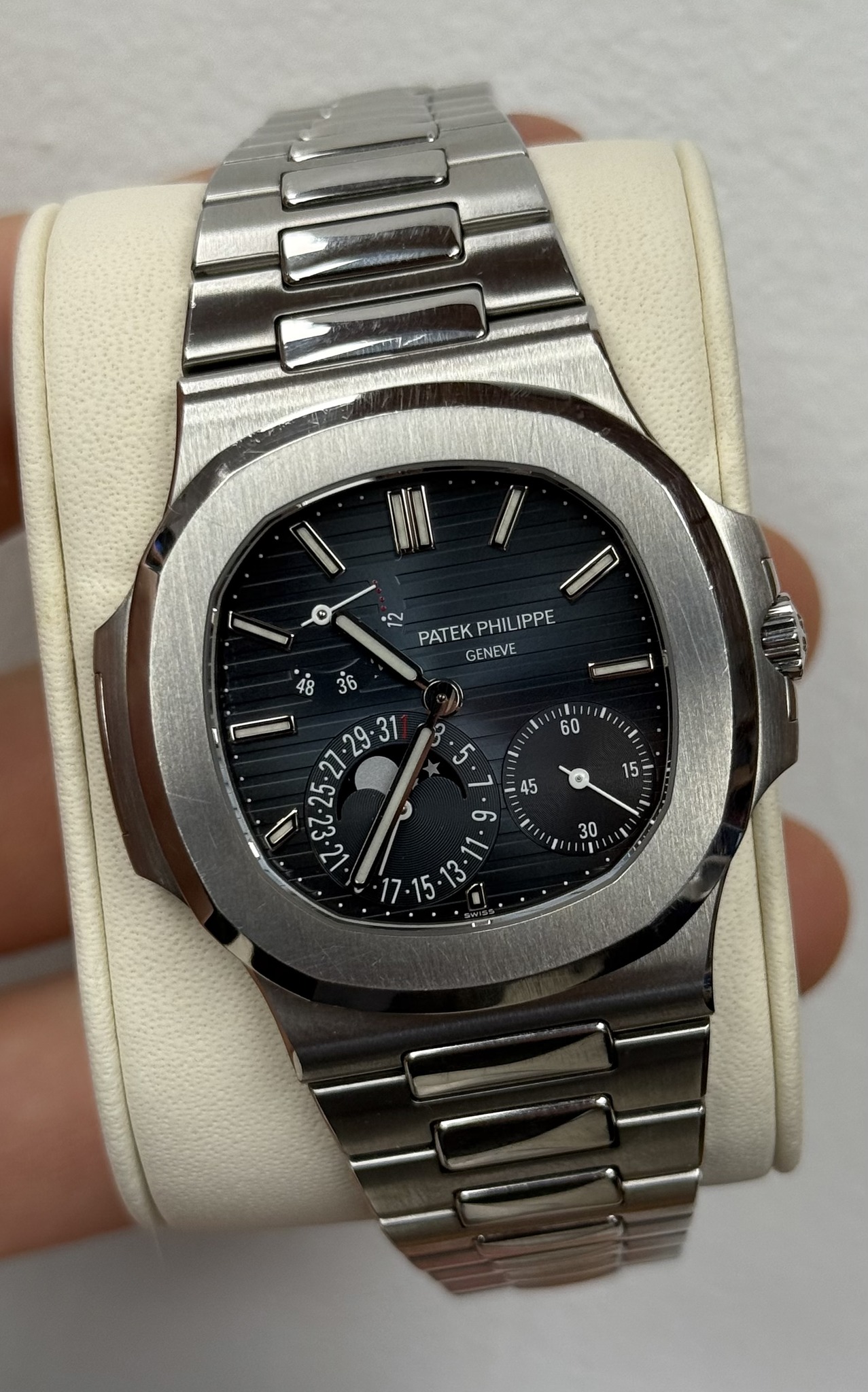 May be an image of wrist watch and text that says 'лeuи ® N / PATEKPHILIPPE PATEK PHILIPPE GENEVE 36 45 I νη '