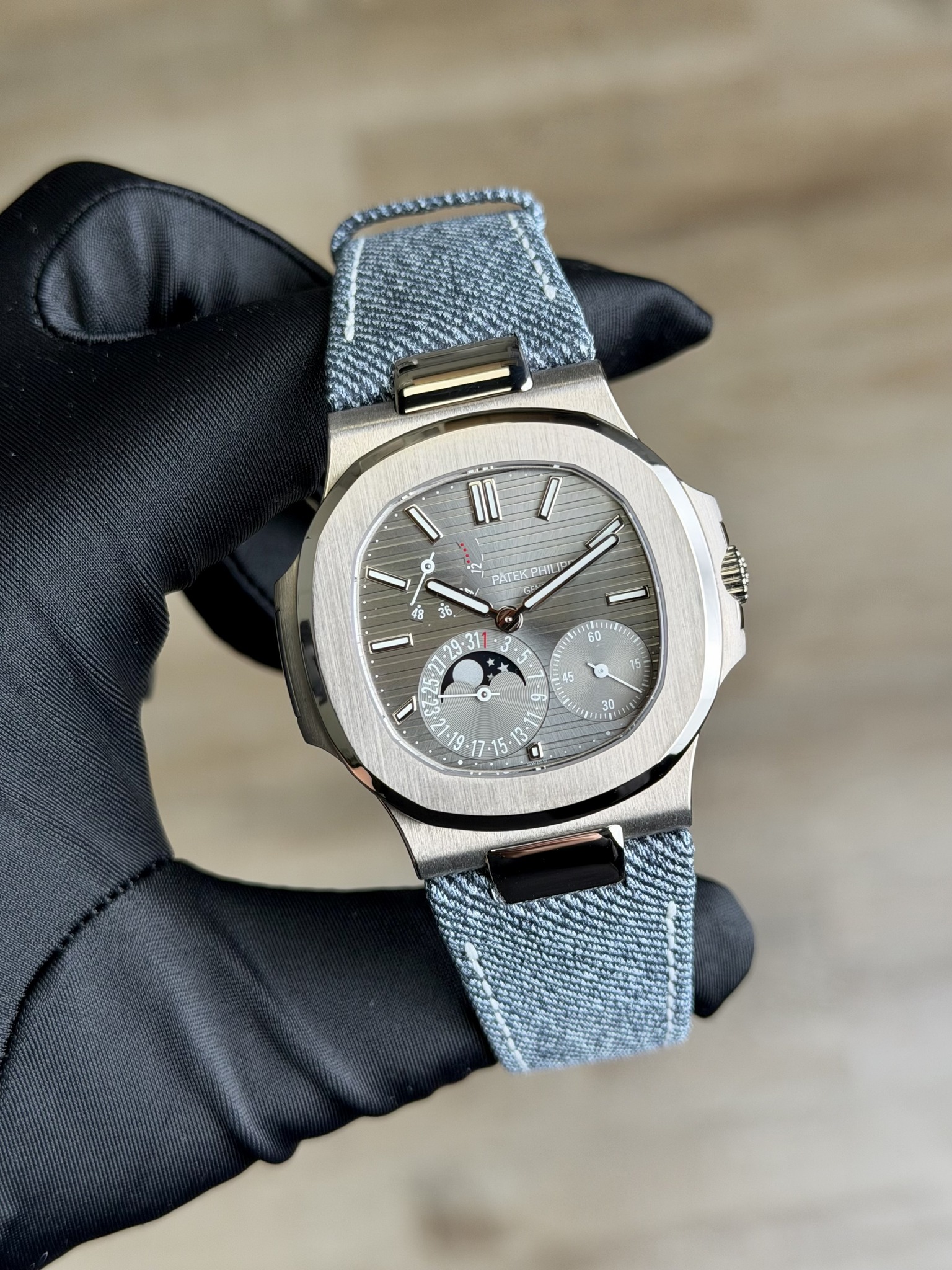 May be an image of wrist watch and text that says '10 I t2 PATEKPH1EP ل ig Ο L NS d TALLTE 30 ١ 17. 7.1 - Il -'
