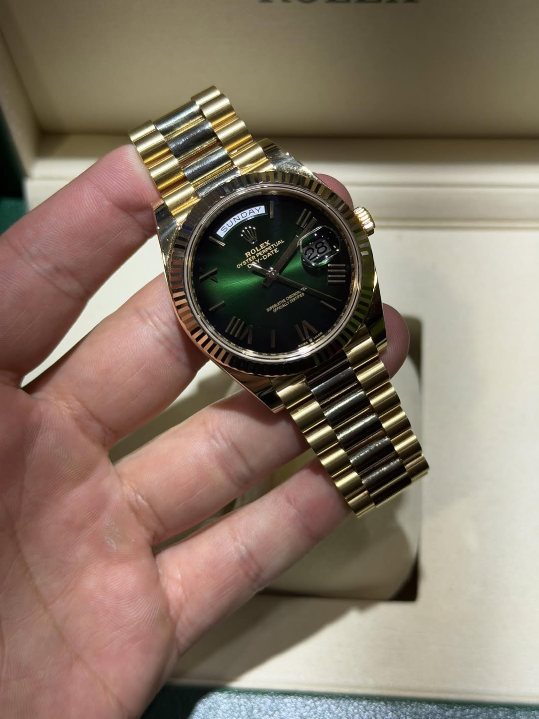 May be an image of digital watch and text that says 'SUNDAY SUNDA SUNDAY R0 HOI ROLE OLOX ML MERAS .M'