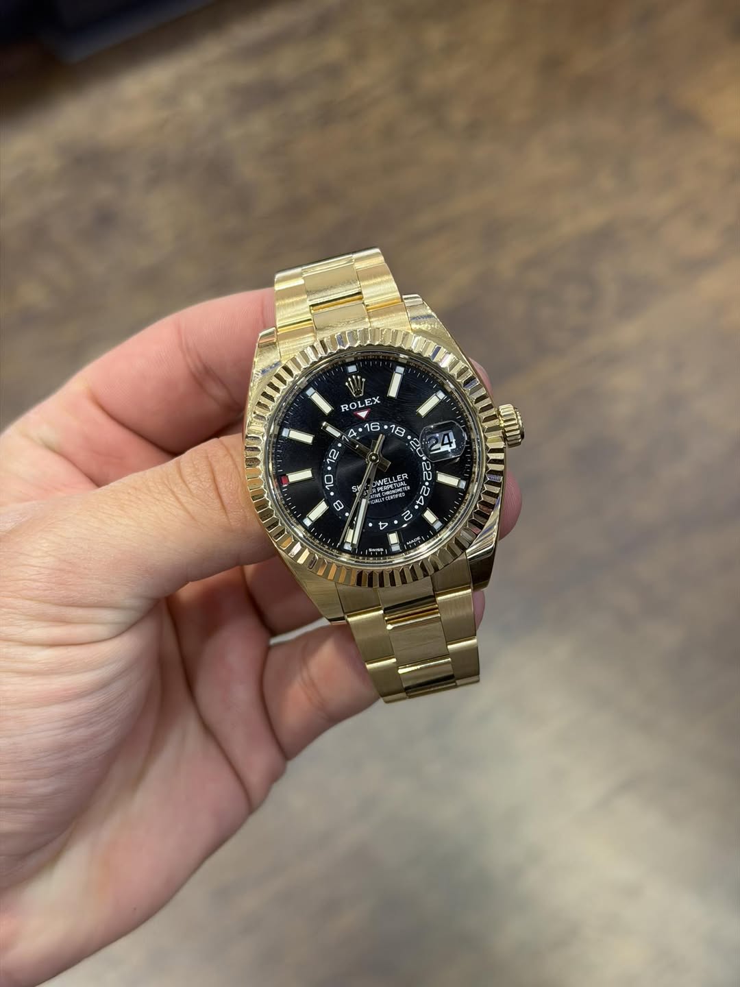 May be an image of wrist watch and text that says 'ROLEX EX H U A A 1E 16 18 ላይ ٣ มิ 2i 2 4'