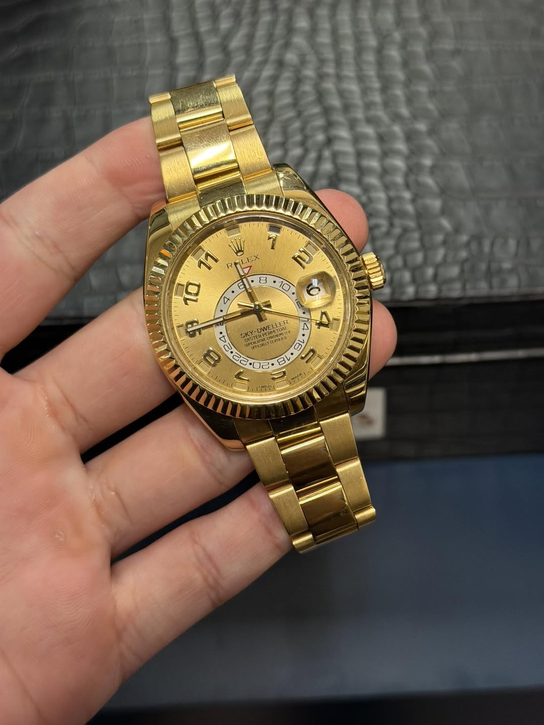 May be an image of wrist watch and text that says 'ች I2 EX ย 10 4 + 11 R 10 ዋ 8 22.0 2• ج C 4 e 4 ا 0 m 1 *ን'