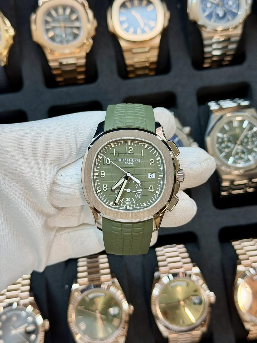 May be an image of wrist watch and text that says 'I1 12 ኢሣዋህ 10 PATEKPH LIPPE PATEKPHILIFPE CONENE GENEN HENE 9 2 U 5 2 क 8 OF Y U V نن 3 30 0 L لاه 4 ea'