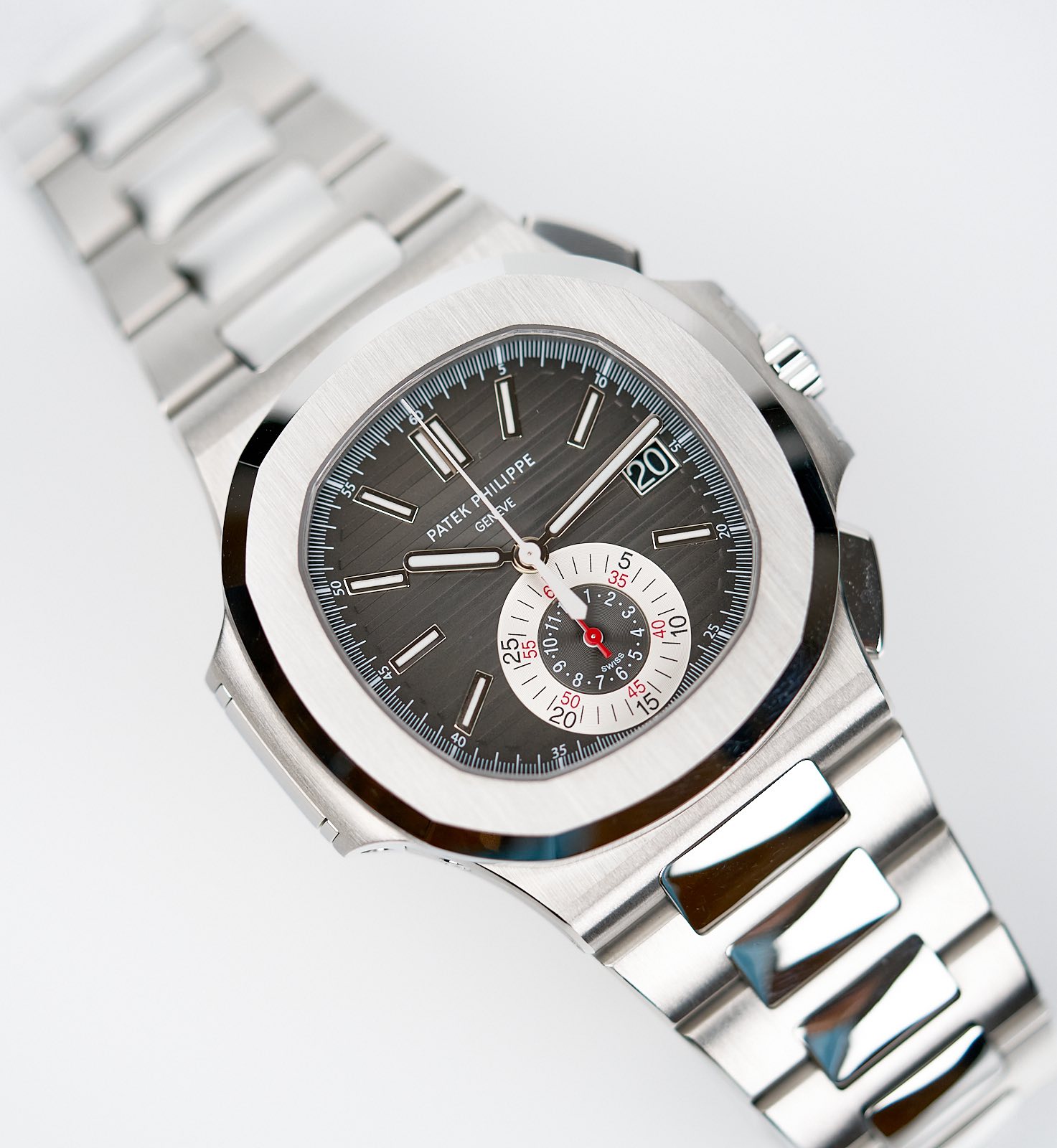 May be an image of wrist watch and text that says '10 60 መምጣጣ!! LIPPE PATEK PH GEN ENA EVE 0T الى کی ل و کاضی có 25 40'