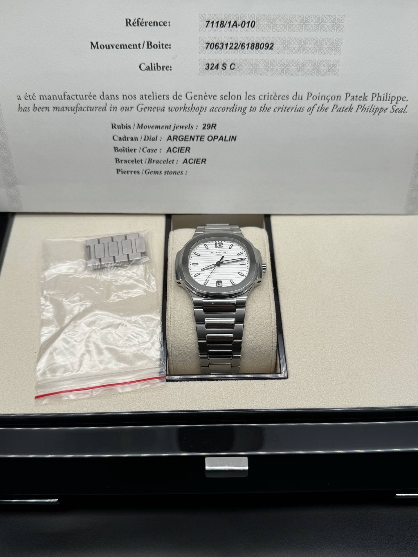 May be an image of wrist watch and text that says 'Référence: Mouvement/ Boite: 7118/1A-010 RORSSRCA2S5 7063122/6188092 Calibre: 324SC a été manufacturée dans nos ateliers de…