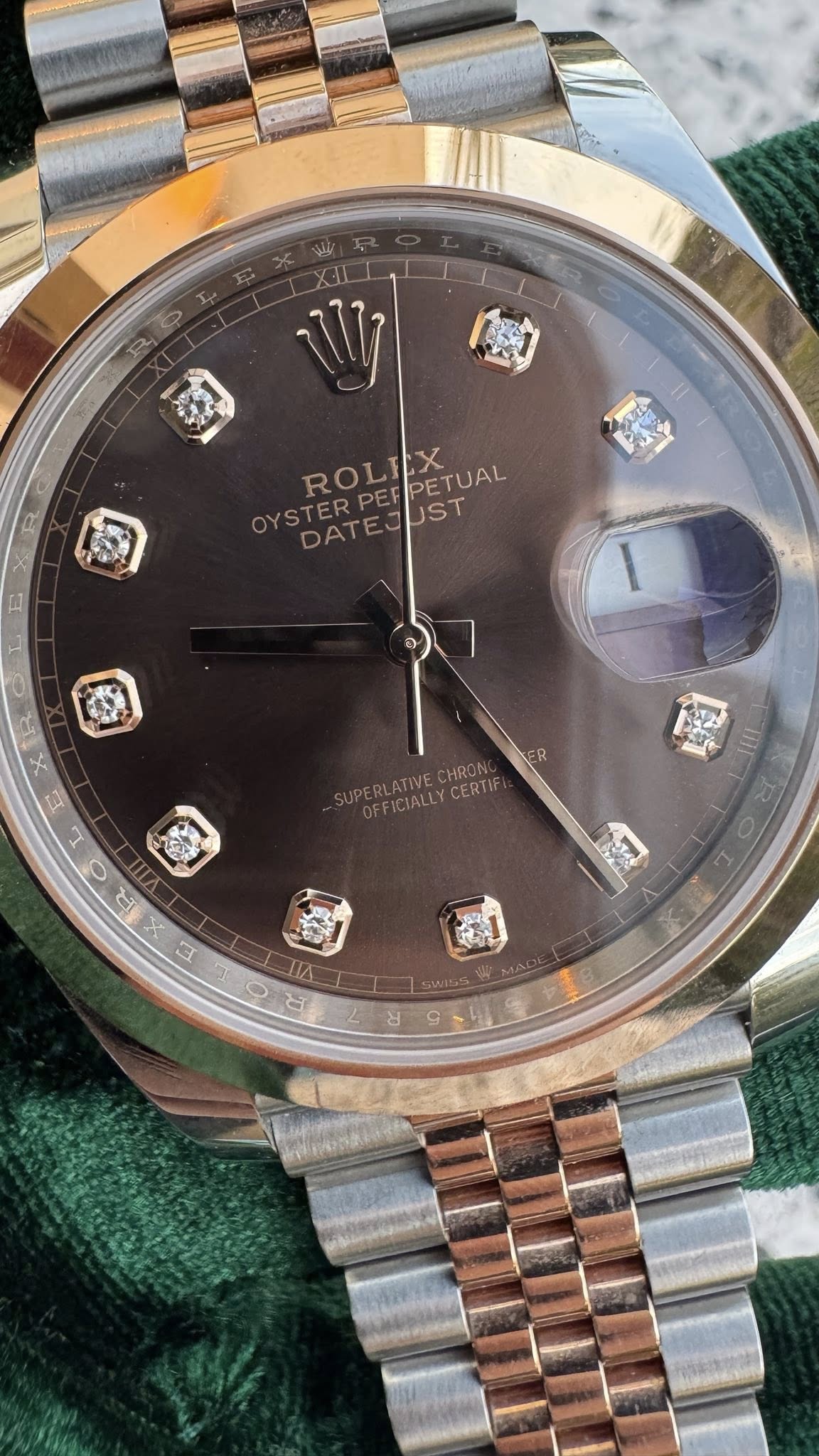 May be an image of wrist watch and text that says '蘭 V ROLEX PETUAL OYSTERPEF DATEJUST OYSTERPEFPETUAL DATEJ UST ٢ 茶 ሊ 3'