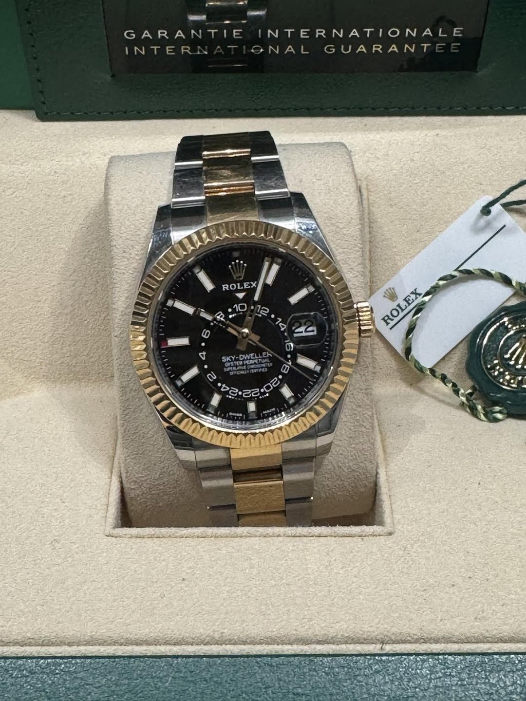 May be an image of wrist watch and text that says 'GARANTIE INTERNATIONALE INTERN ONAL GUARANT ROLEX EX - 10 R 6 in 12 14 Y 6 4 JUUG SKY-DWEL DWEL 迎4有 ROL ROLEX EX の 78 2 4 oi…