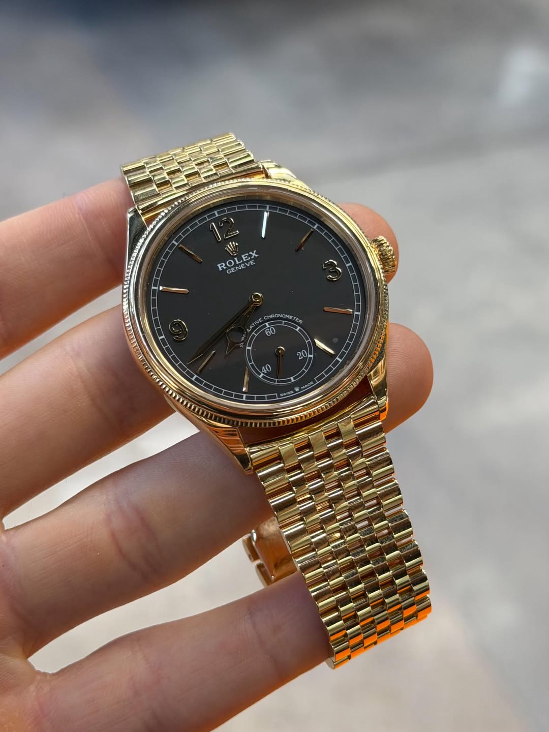 May be an image of wrist watch and text that says 'Juss I 日す ROLEX LEX GENC ONONG 60 ع 20 40'