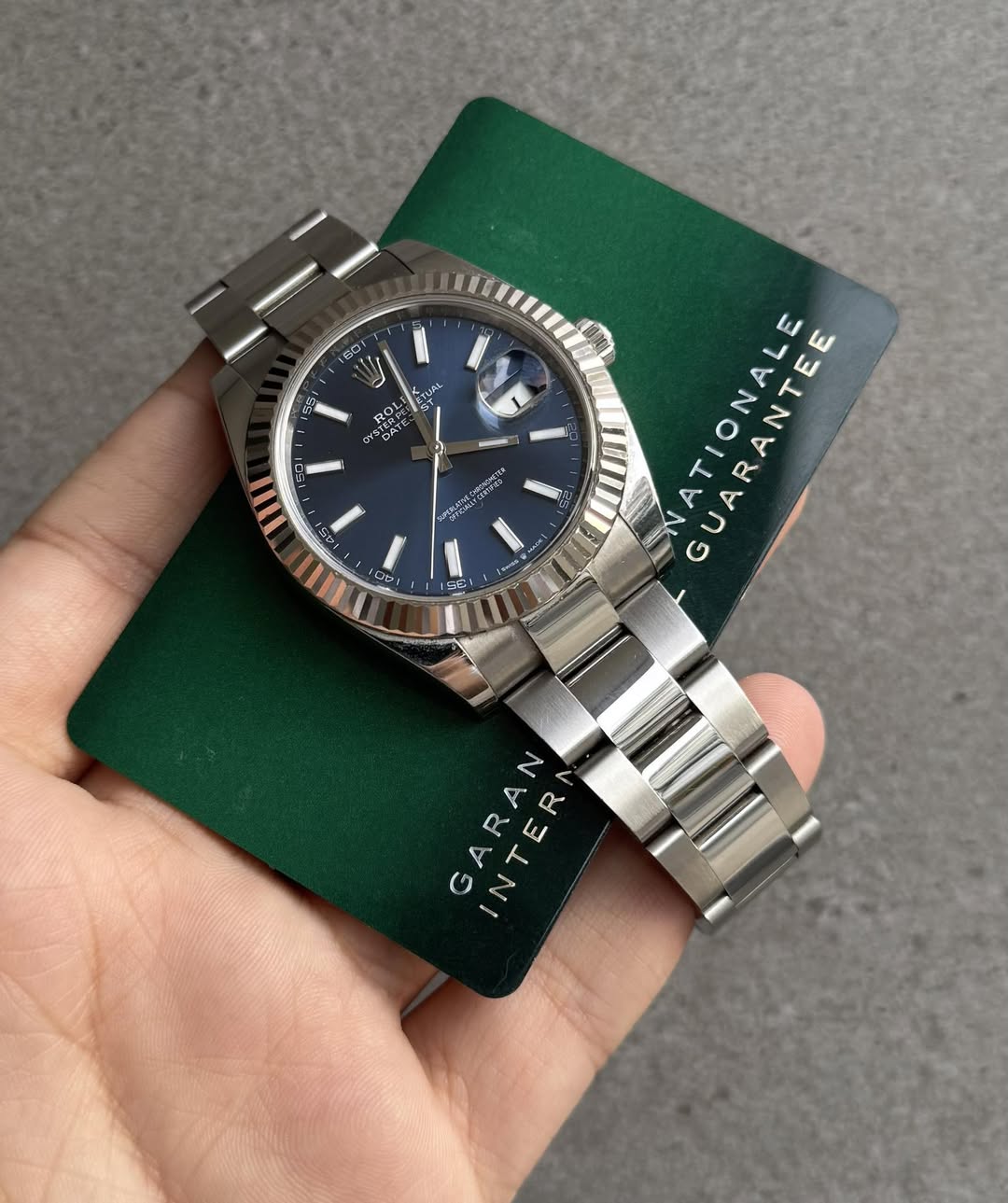 May be an image of wrist watch and text that says '3 50 ተህለሪ 発い YER STERP DATE 9 מפי, พงต S 2 45 حن 乐 국 SE 5EI NATIONALE GUARANTEE Ε GARAN INTER R R N N TE'