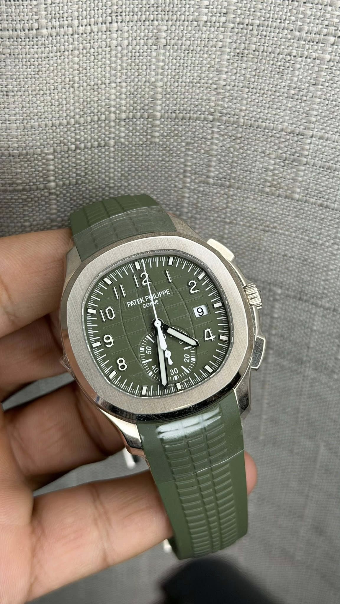 May be an image of wrist watch and text that says '2 2 LIPPE PATEK NT GENINE IE GEN 9 MAREAA 10 9 0 ١ 50 D0 0 20 V '