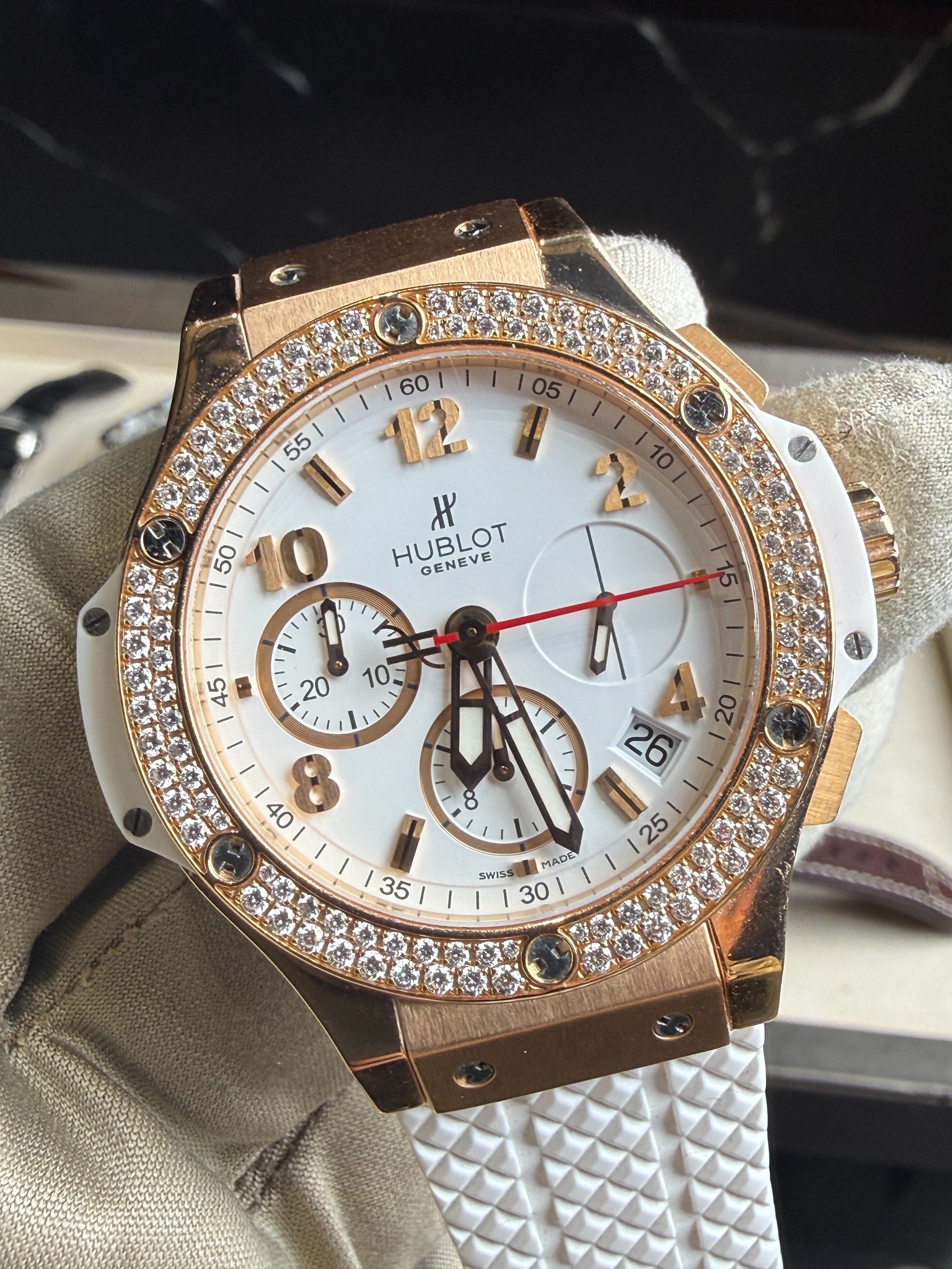 May be an image of wrist watch and text that says ' ۱ل HUBLOT ENEVE = 20 20 o0 8 26 I 35 U I SWISS D0 MADE MADE 25'