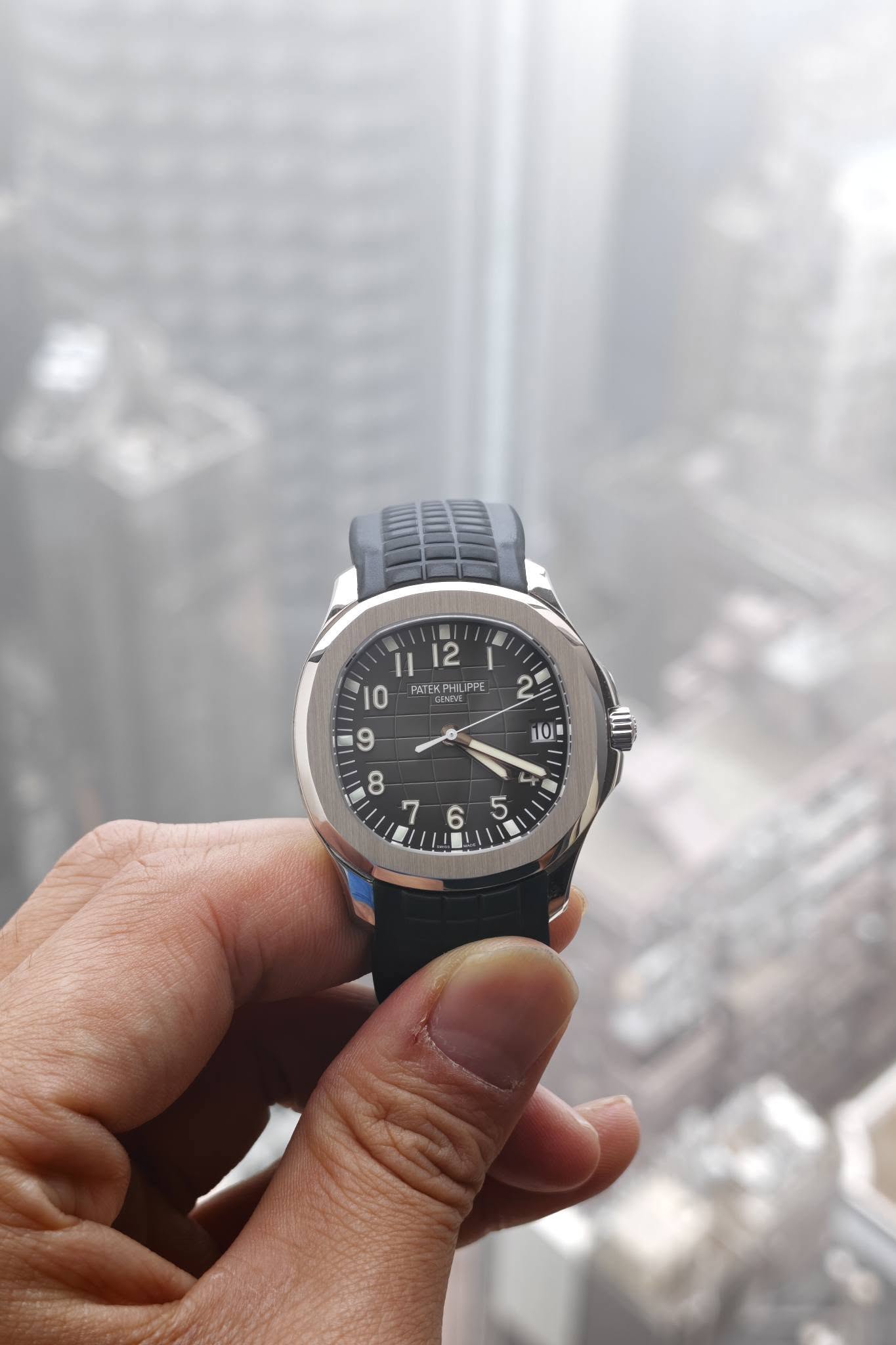 May be an image of digital watch and text that says 'II 12 10 PATEKPHI_PPE PPE STMENE ها 6 5 1 ١١ 1'