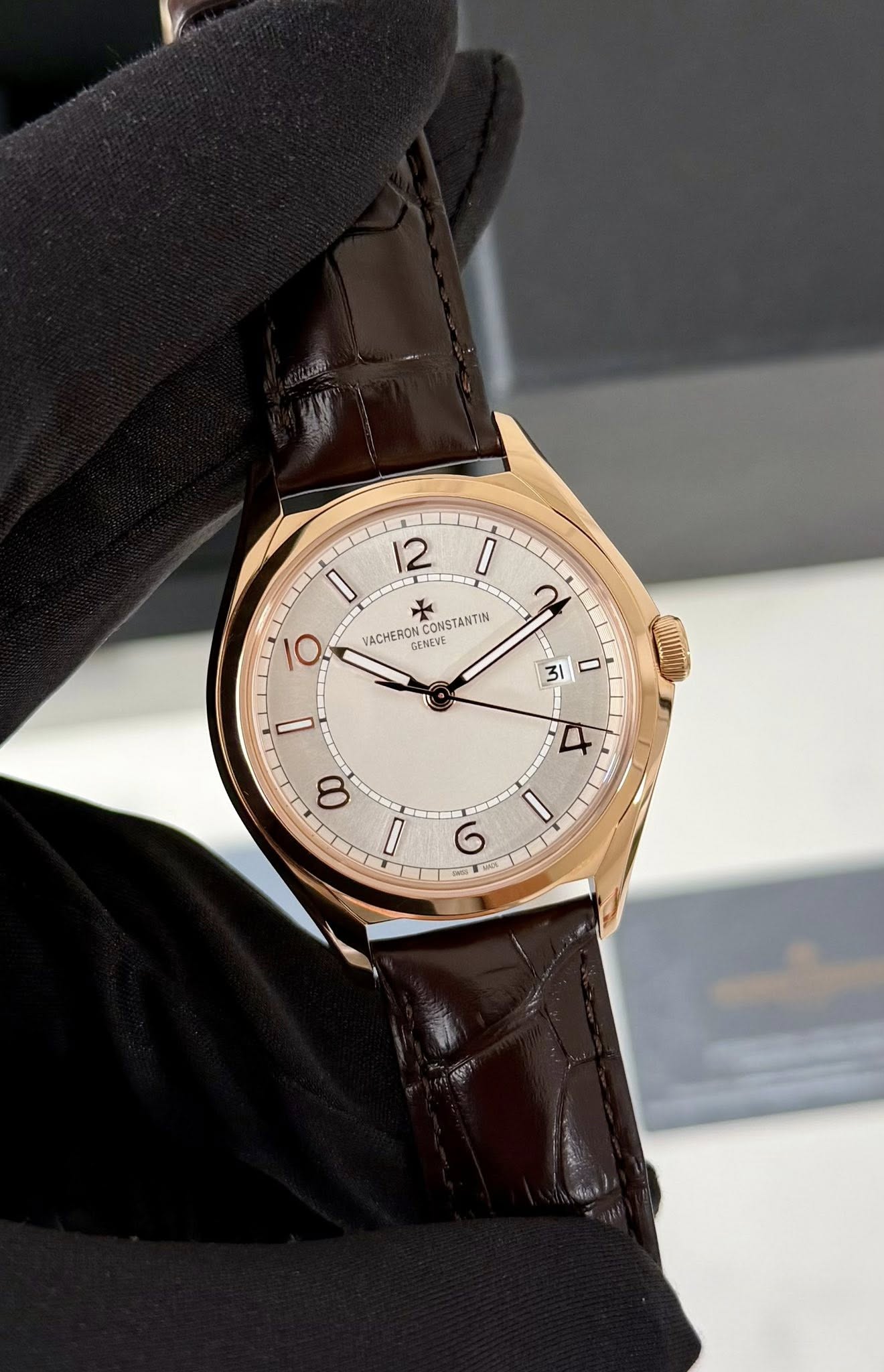 May be an image of wrist watch and text that says 'I I 2 10. VACHERON ACHERONCONSTANTIN GENEYE CONSTANTIN ب ဲ 0 I 4 ወ D I 9'