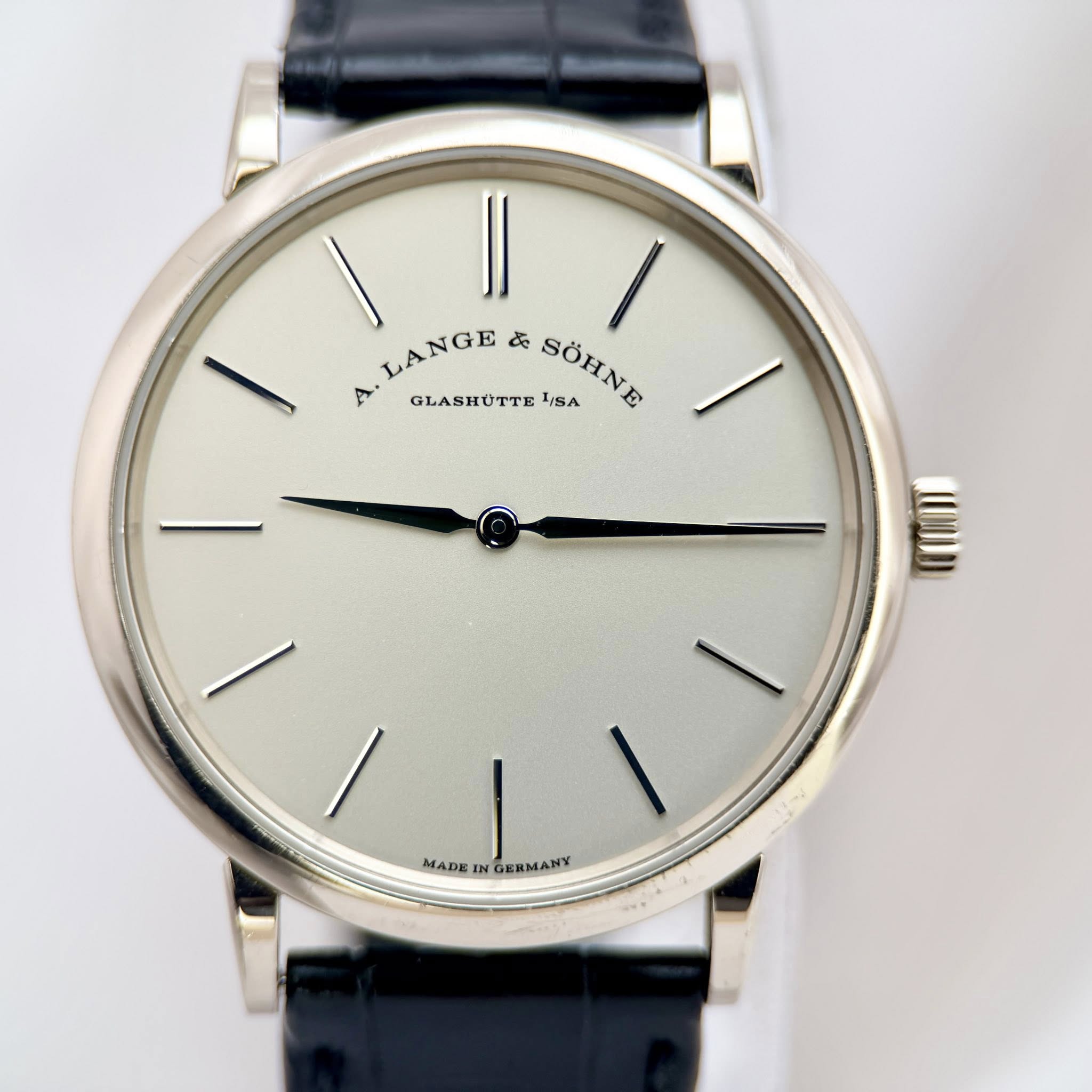 May be an image of wrist watch and text that says 'LANGE LANGE 歌 I D GLASHUTTE ራልክሮ GLASHUTTEISA SÖHNG SA SÖHNE MADE ١/ IN GERMANY'