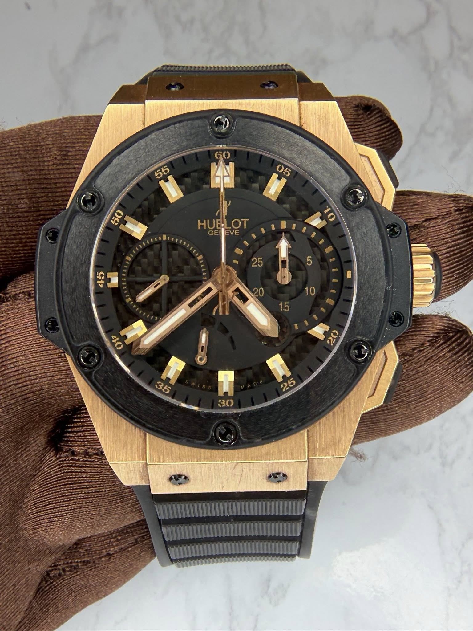 May be an image of wrist watch and text that says '55 05 ာ၀ HUELOT OT 10 45 5 PD OV 20 35 I 25 T 30'