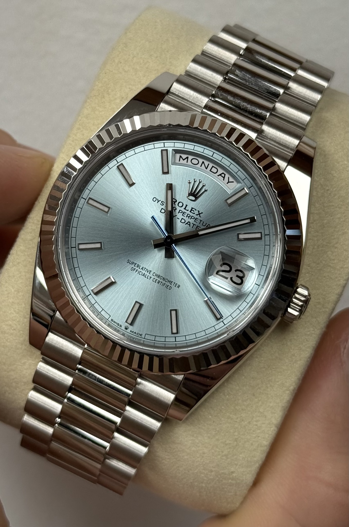May be an image of wrist watch and text that says 'MONDAY DAY OYsROLEX OYS D ROLEX PERDE ٣ی Wi OL -DAT SUPERLATIVE PLATIVE I OFFICIALLY CERTIFIED CERTECTE HRONGMETED TER SWISS…