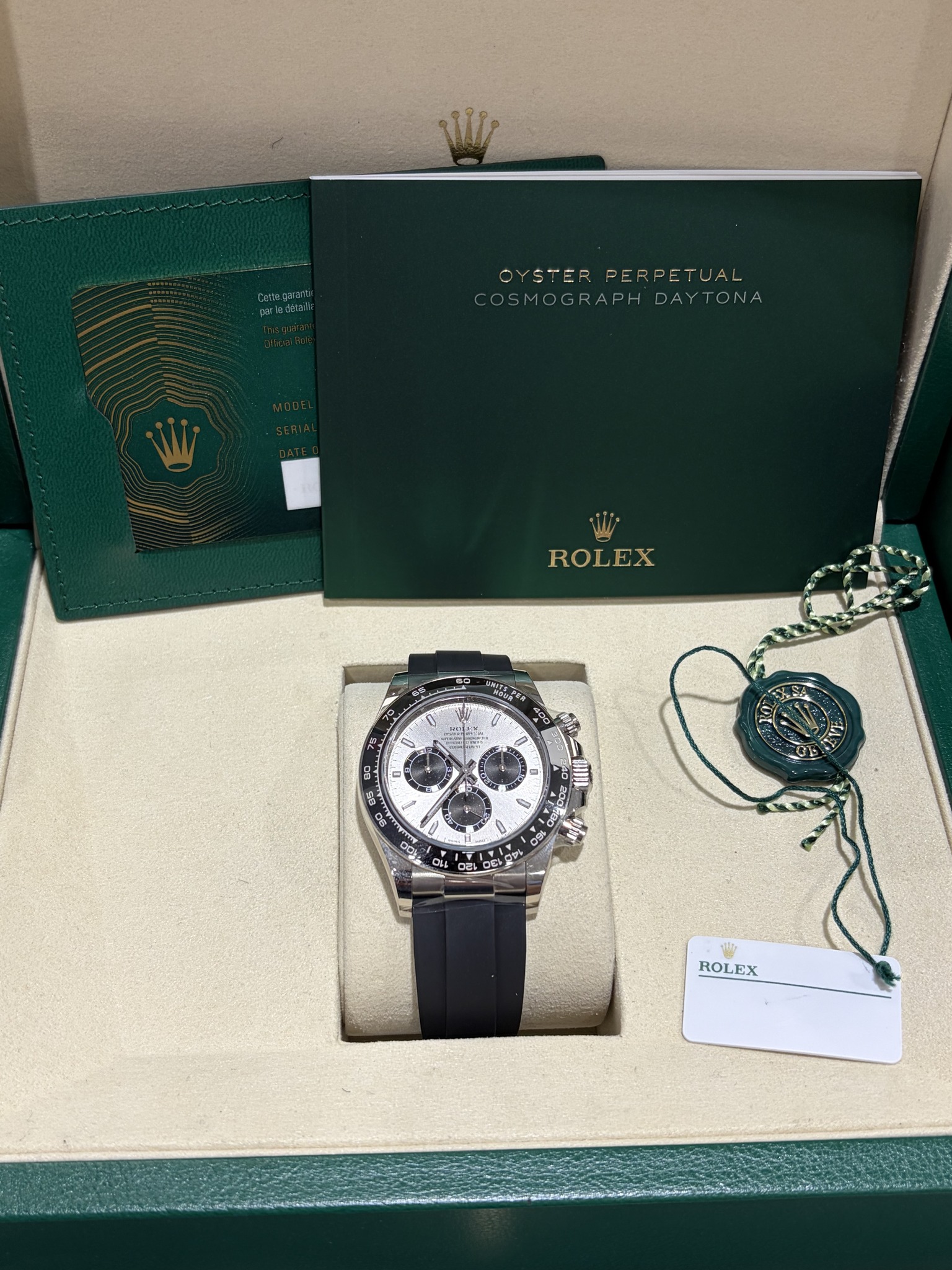 May be an image of wrist watch and text that says 'Wi Rofali OYSTER OYSTERPERPETUAL PERPETUAL OSMOG DSMOGRAPHDAYTONA RAPH DAYTONA ROLEX ONTTA 80 ごば 1 م م α បនមន០ 09 OFO…